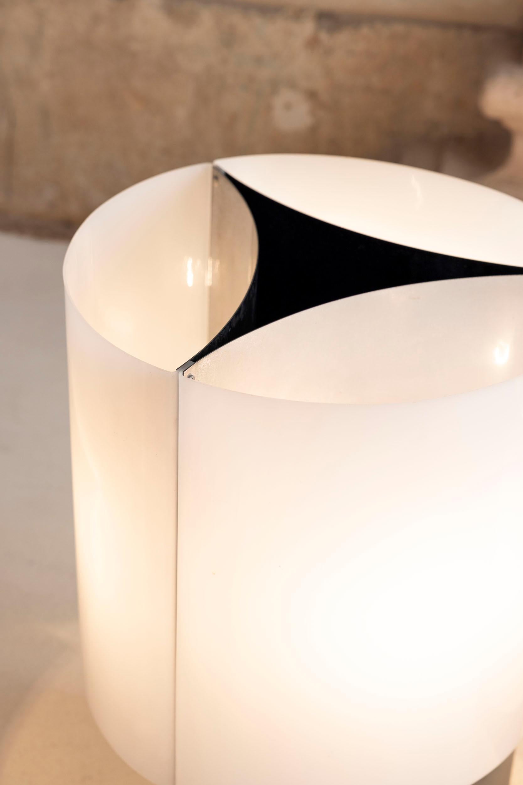 Midcentury pair of lamps 526 model G and P by Massimo Vignelli for Arteluce In Excellent Condition In Piacenza, Italy