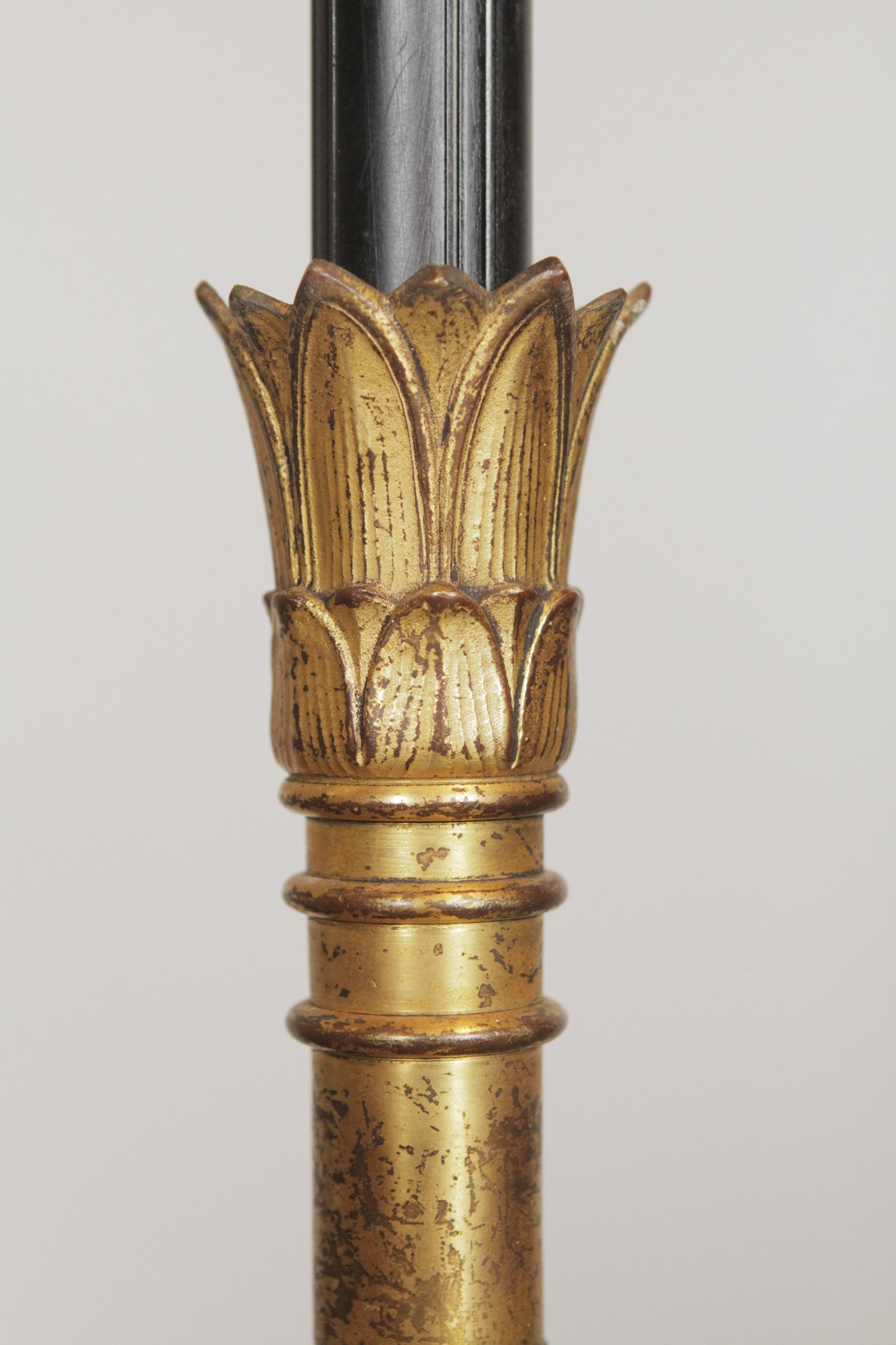Coppia di lampade alte in stile mediorientale in ottone massiccio con intarsi in pietra in vendita 4