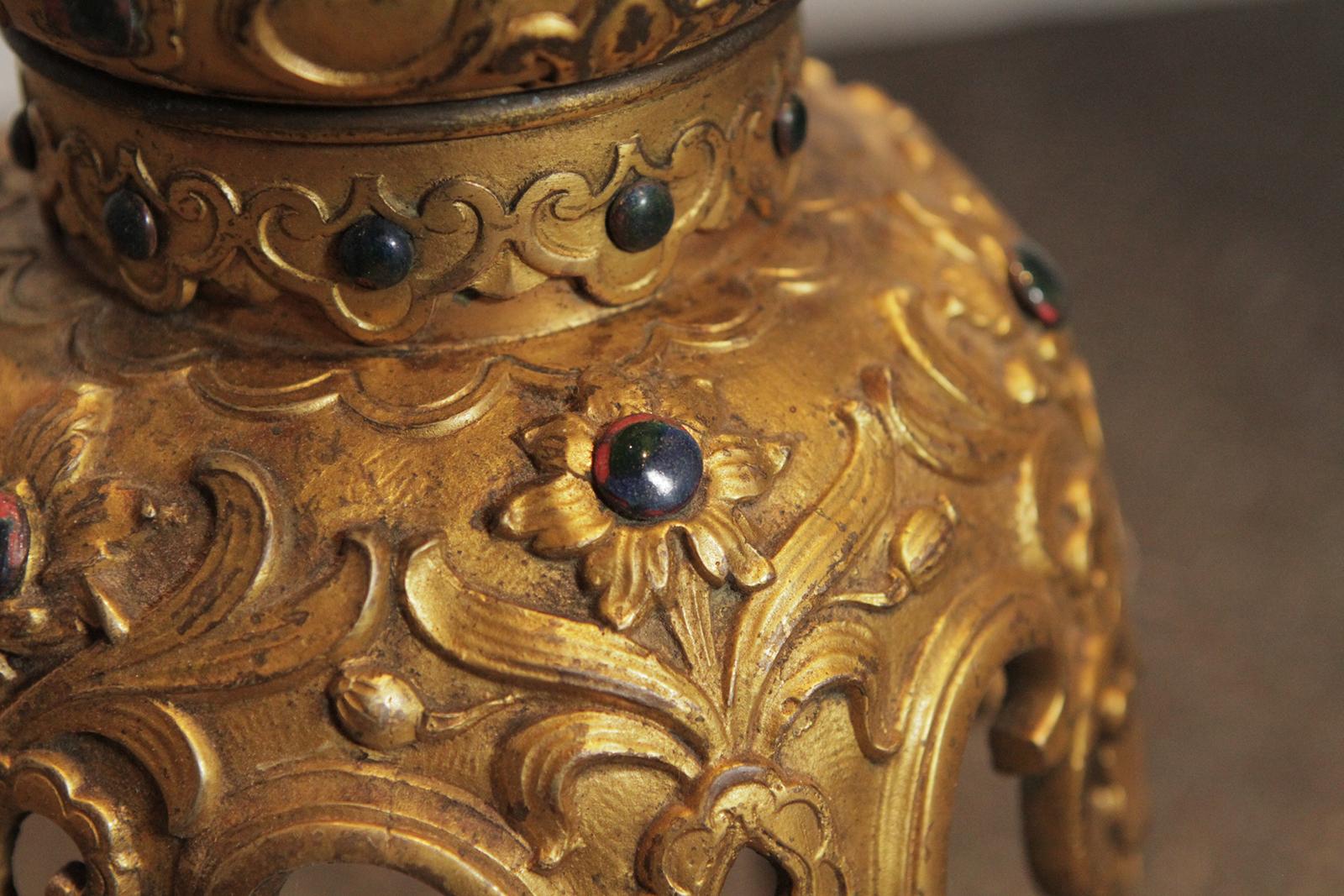 20ième siècle Paire de grandes lampes de style moyen-oriental en laiton massif avec incrustation de pierre:: Mid-century en vente
