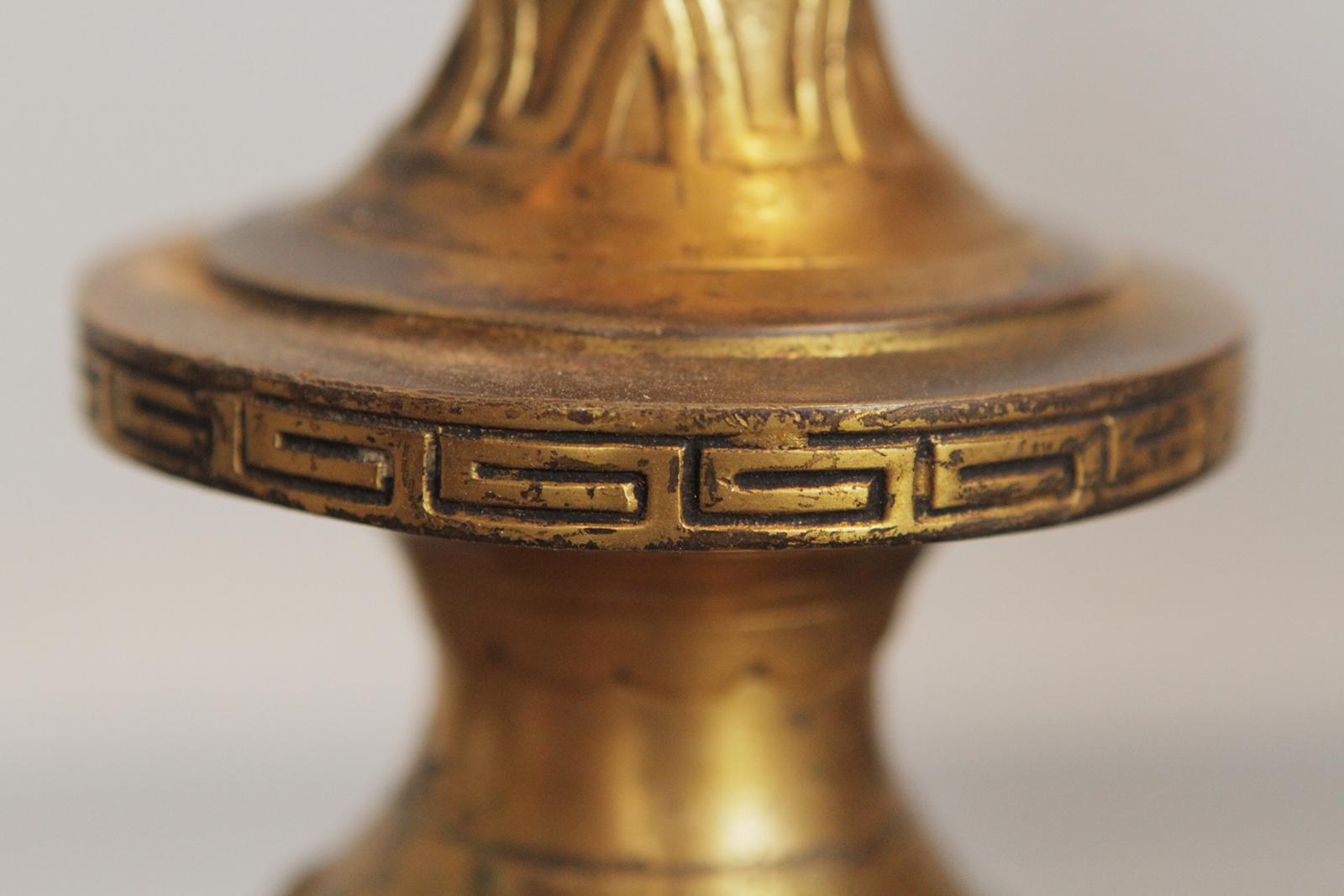 Paire de grandes lampes de style moyen-oriental en laiton massif avec incrustation de pierre:: Mid-century en vente 3