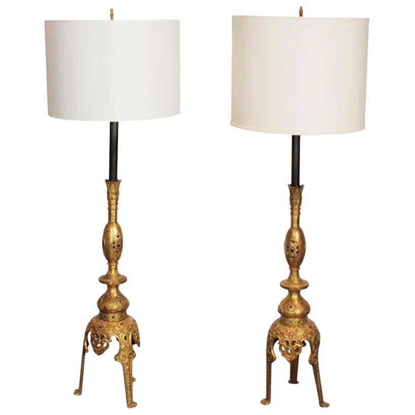 Paire de grandes lampes de style moyen-oriental en laiton massif avec incrustation de pierre:: Mid-century en vente