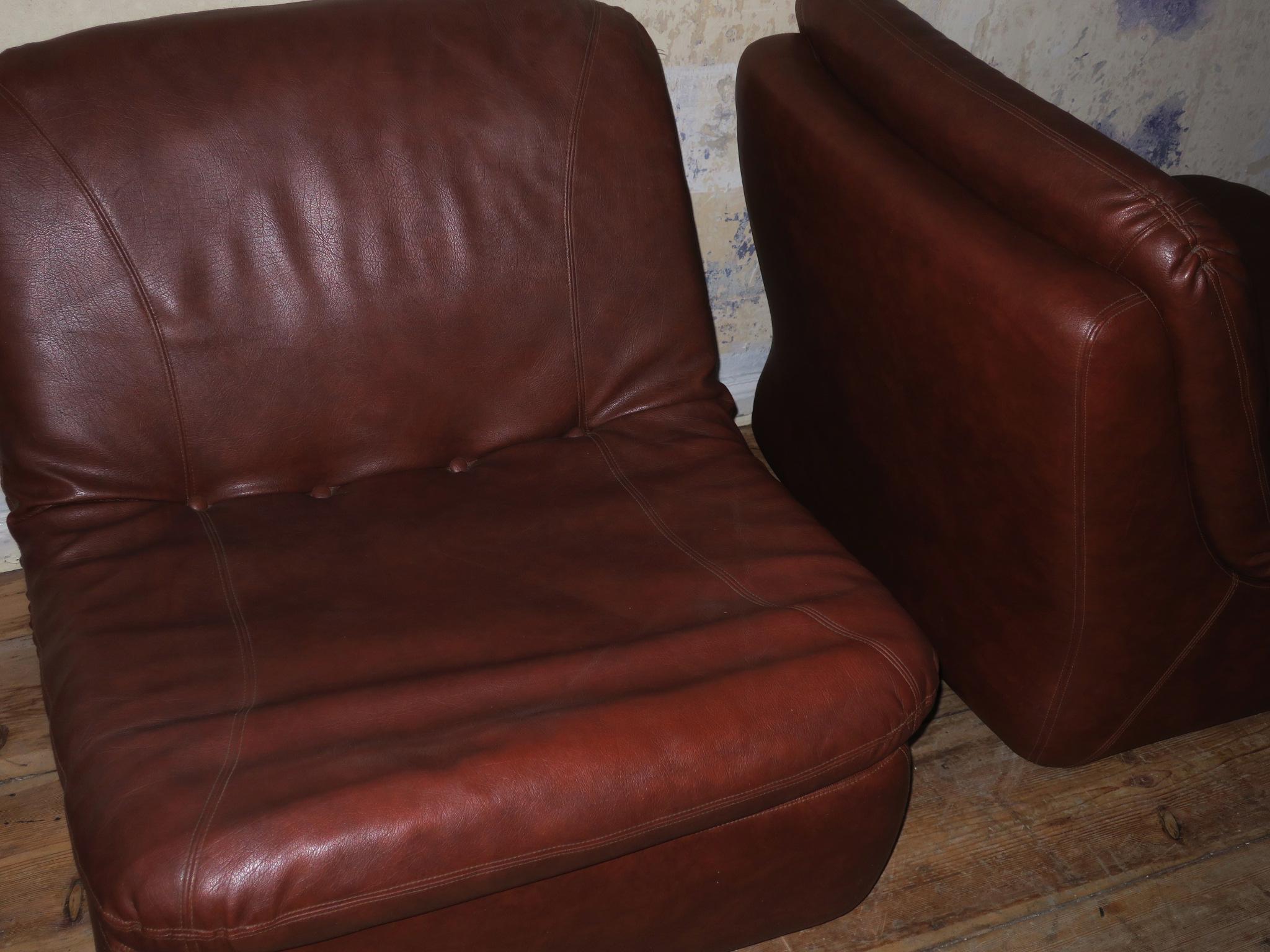 Midcentury pair of modular sofa elements in brown leather dating from 1960s-1970s.
Very good vintage condition with minimal signs of age and use.