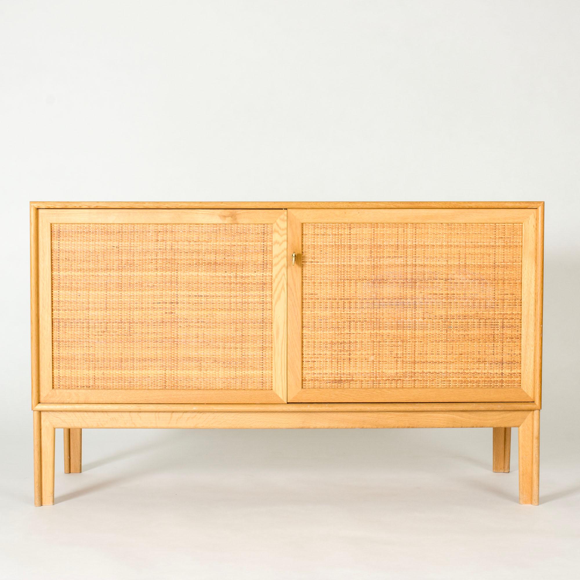 Scandinavo moderno Coppia di credenze in Oak del Medioevo, Alf Svensson, Svezia, anni '60 in vendita