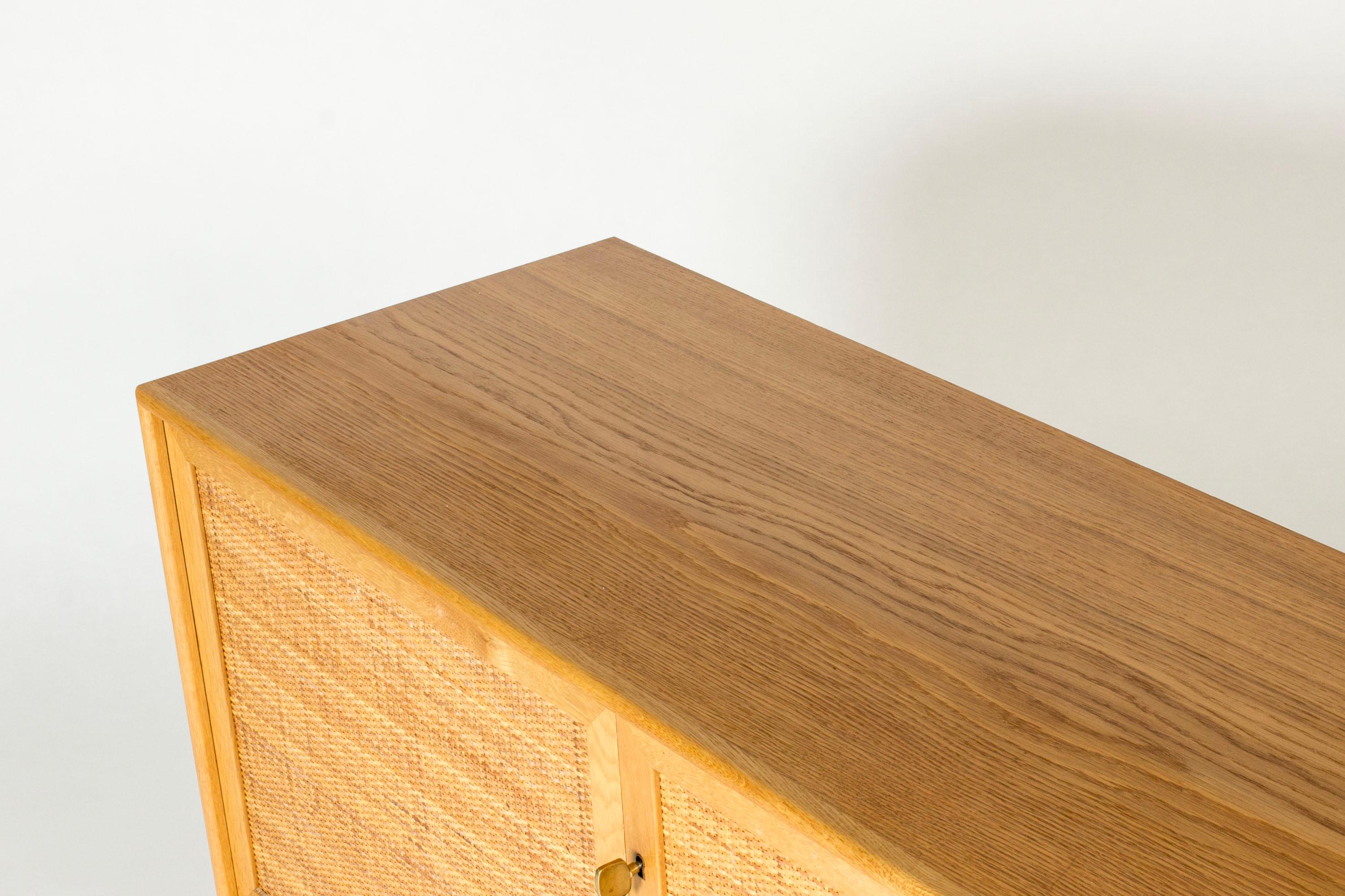 Metà XX secolo Coppia di credenze in Oak del Medioevo, Alf Svensson, Svezia, anni '60 in vendita