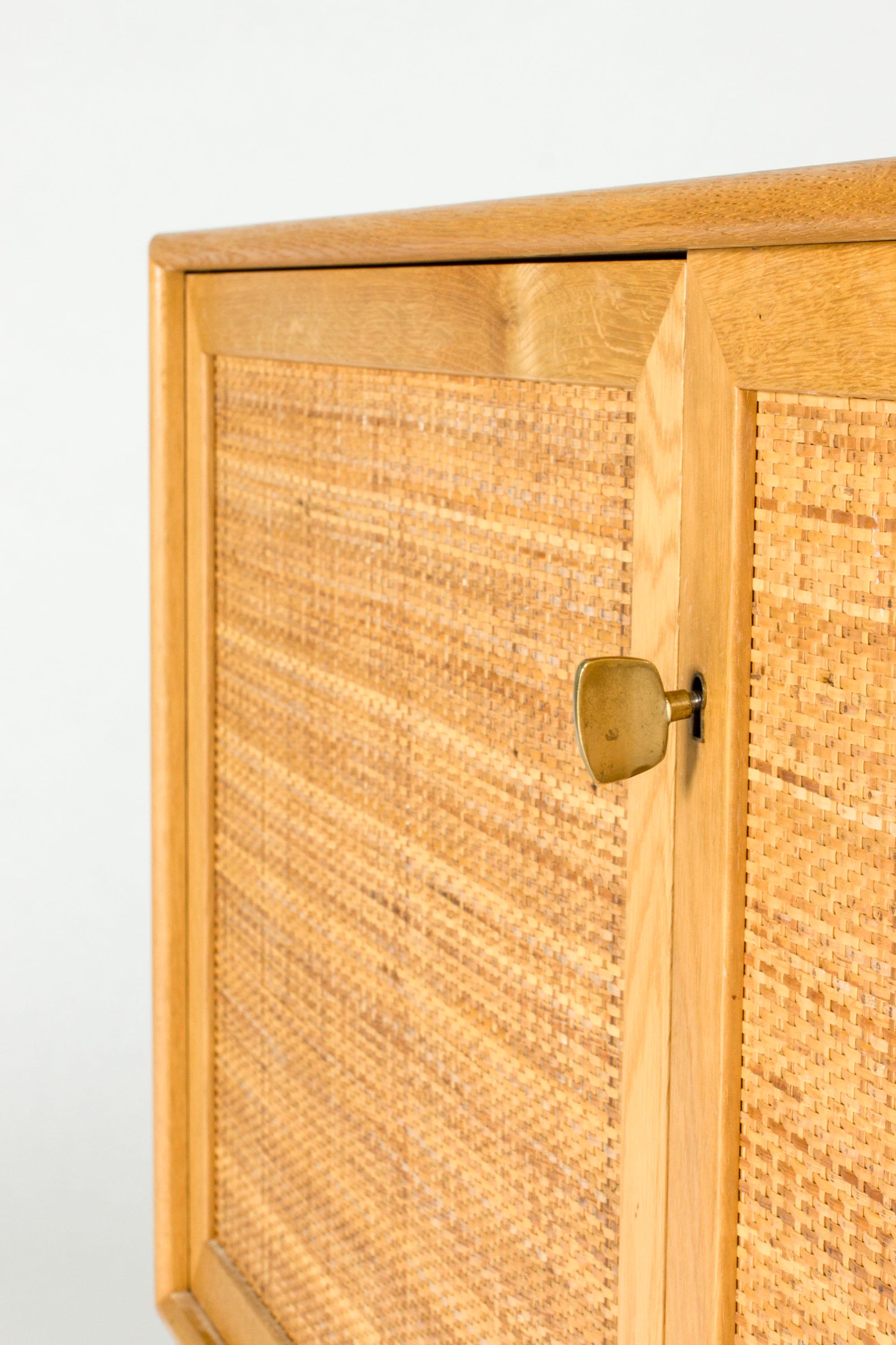 Rattan Coppia di credenze in Oak del Medioevo, Alf Svensson, Svezia, anni '60 in vendita