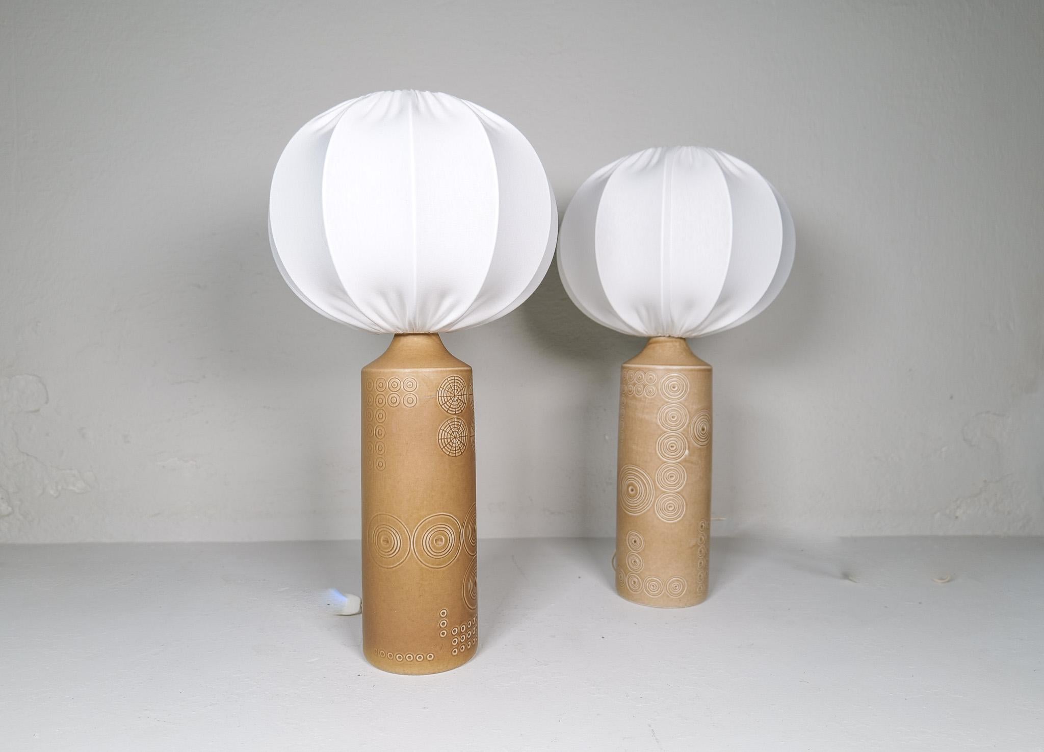 
Pair of rare porcelain lamps with an incised abstracted circular pattern, designed by Olle Alberius for Rorstrand. The Sarek pattern was inspired from the most northern national park in Sweden with the name Sarek. 

Good vintage condition, one