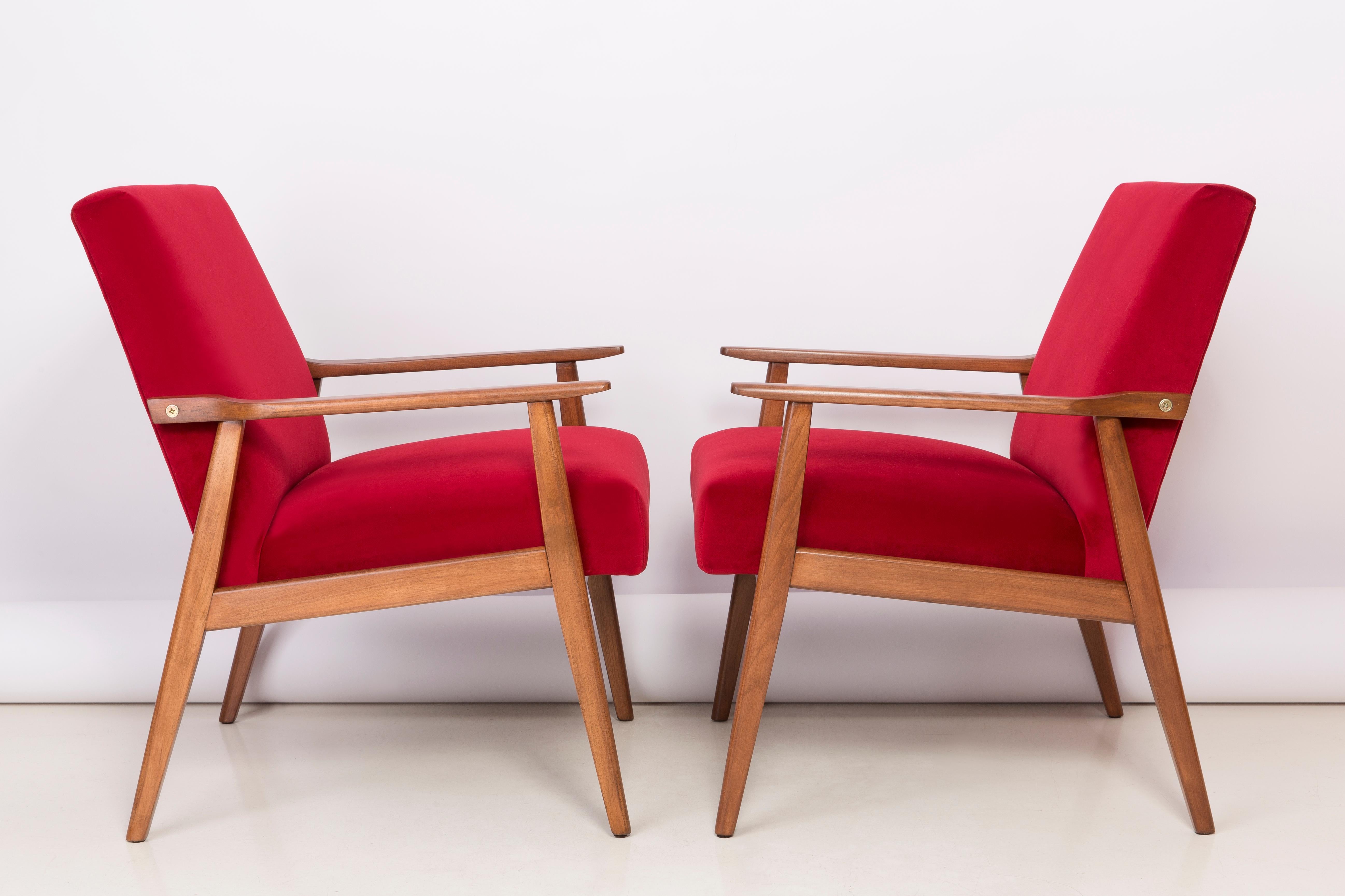 Un beau fauteuil restauré, conçu par Henryk Lis. Meubles après une rénovation complète de la menuiserie et de la tapisserie. Le tissu, qui est recouvert d'un dossier et d'une assise, est un revêtement en velours rouge de haute qualité (couleur