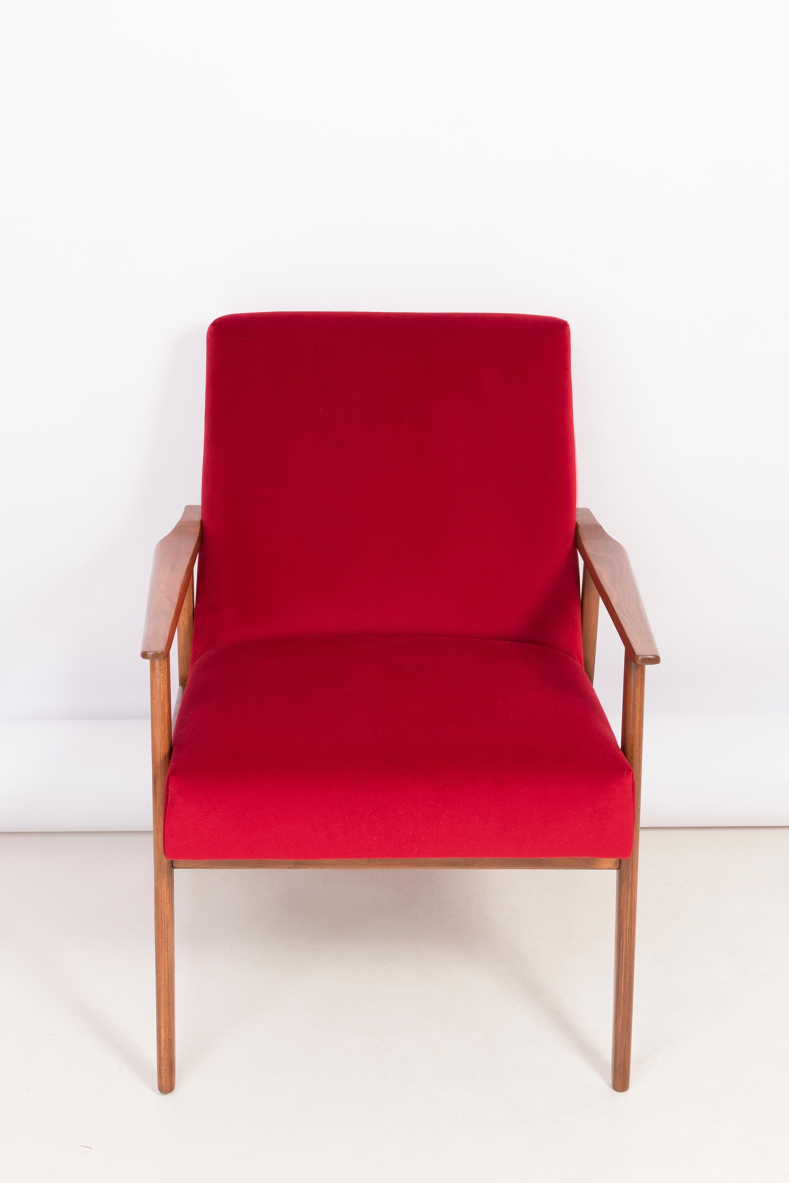 Polonais Paire de fauteuils Dante en velours rouge:: années 1960 en vente