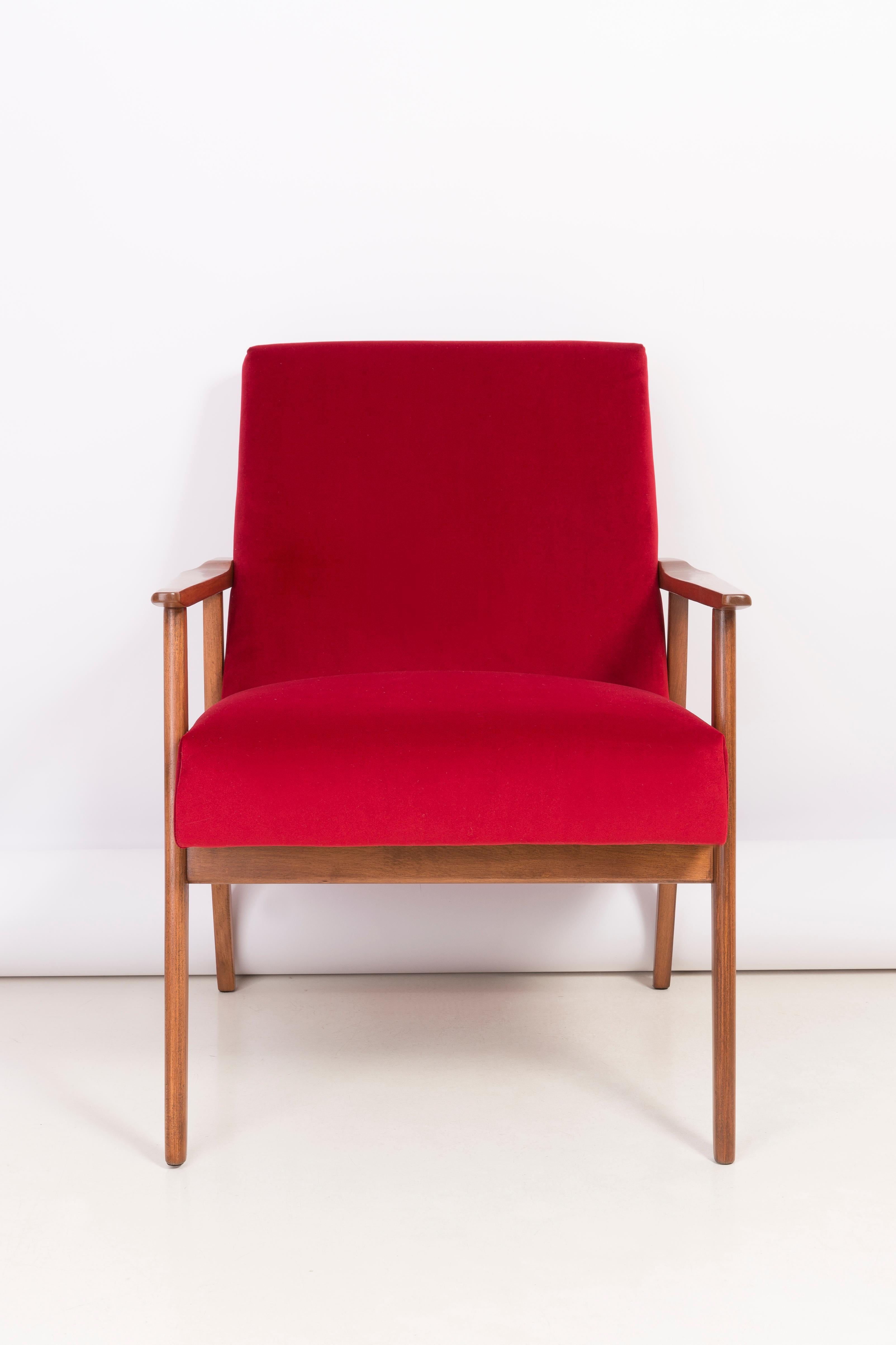 Travail du bois Paire de fauteuils Dante en velours rouge:: années 1960 en vente