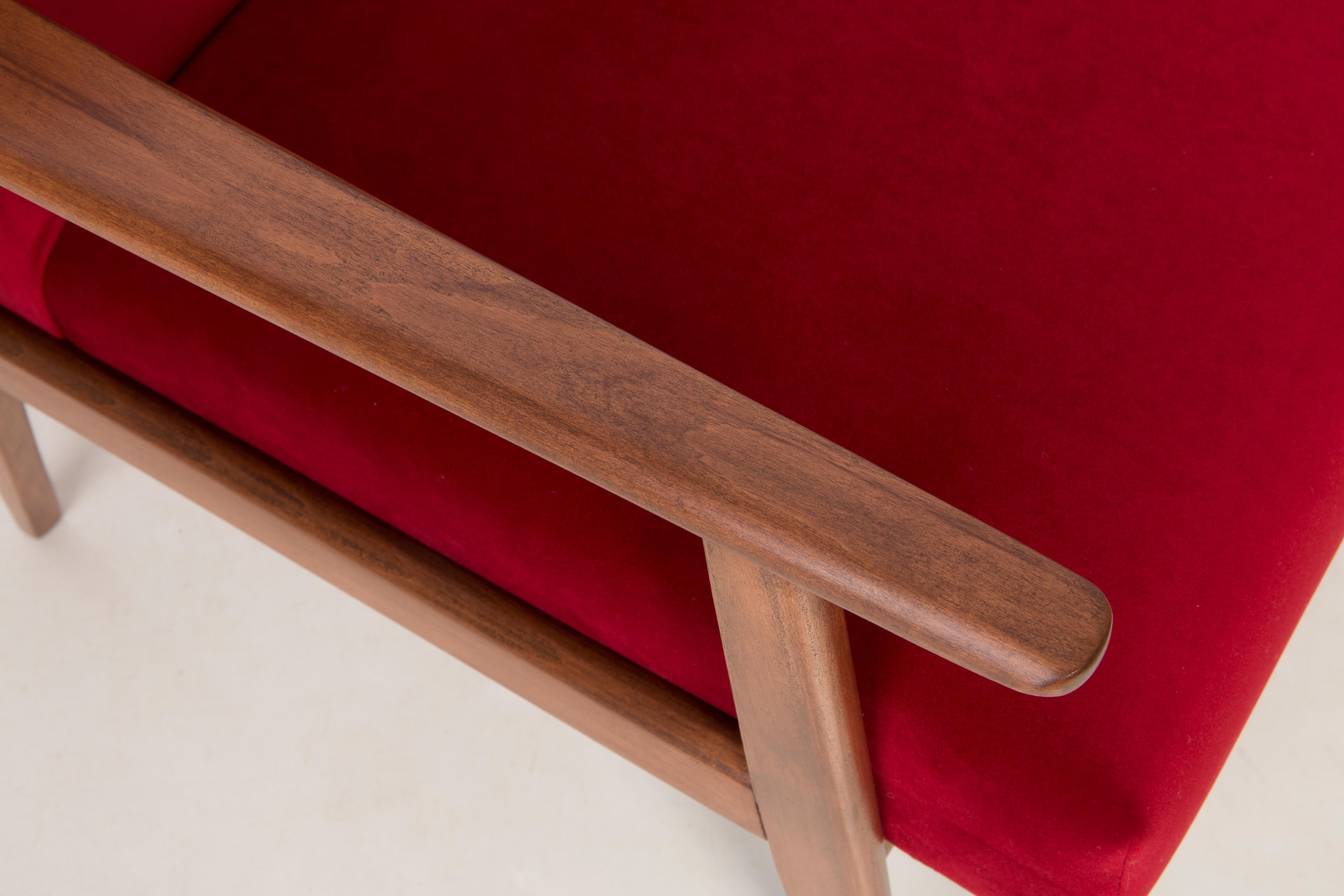 Textile Paire de fauteuils Dante en velours rouge:: années 1960 en vente