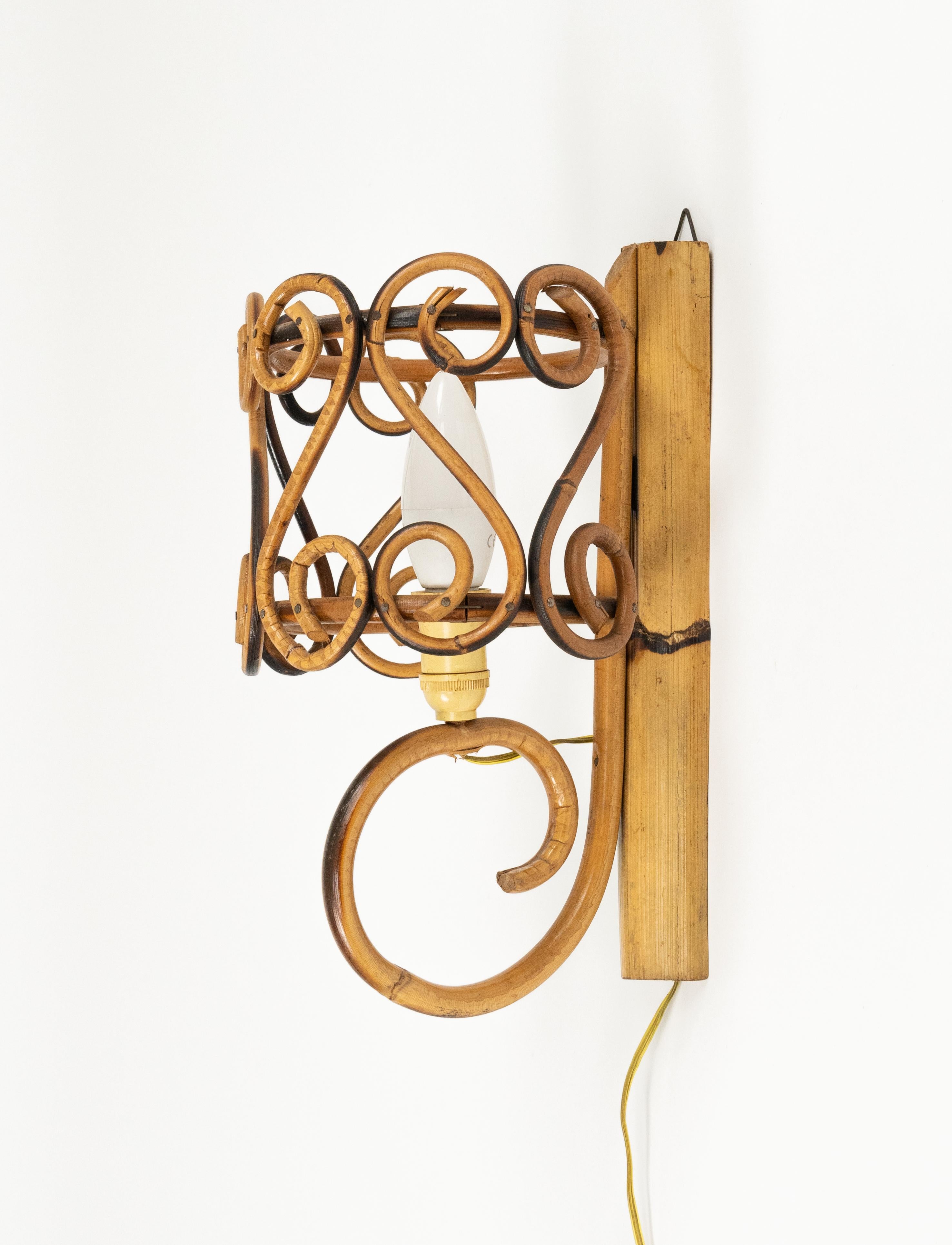 Pareja de candelabros de bambú y ratán de mediados de siglo Estilo Louis Sognot, Italia Años 60 en venta 3