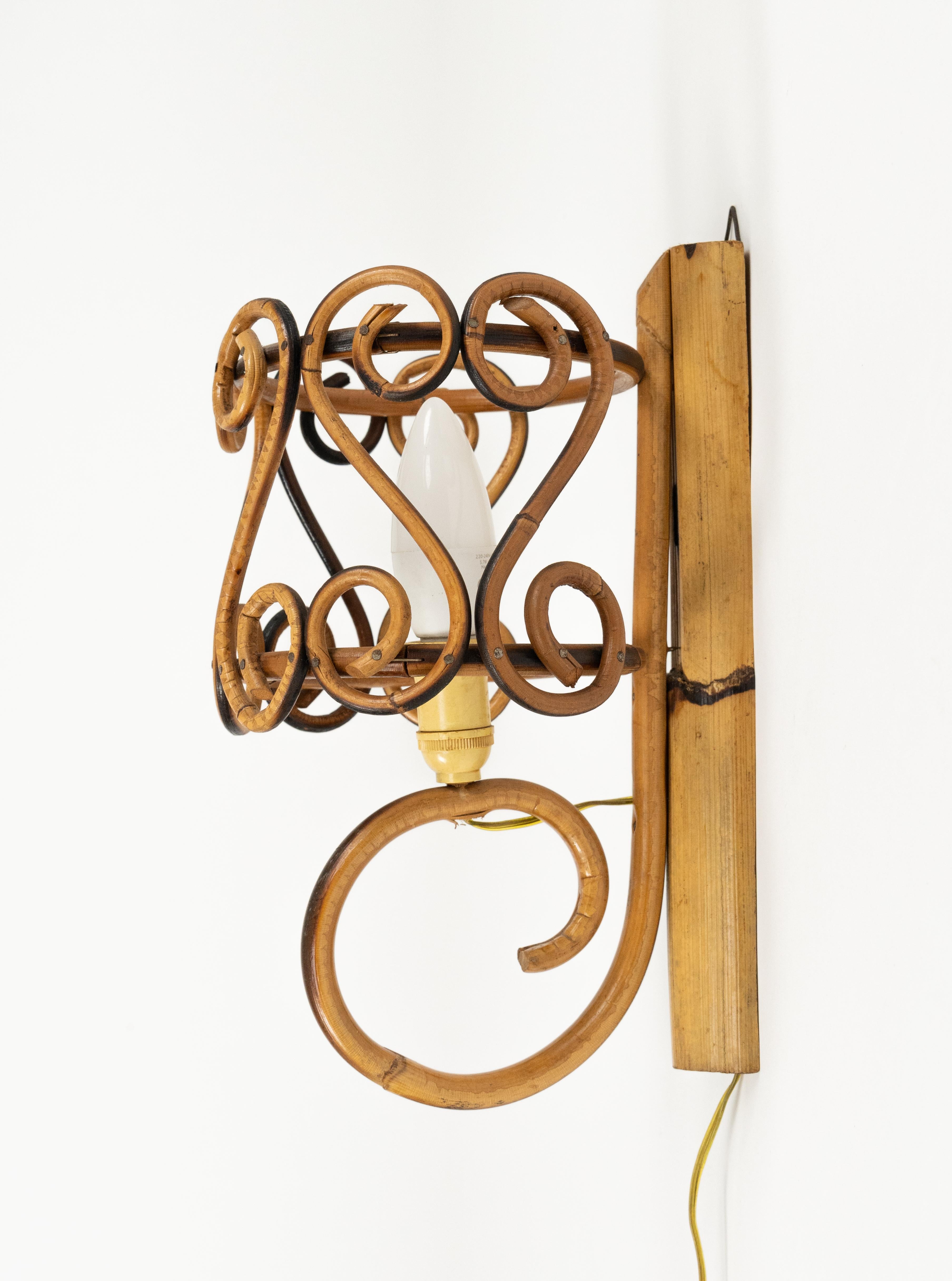 Pareja de candelabros de bambú y ratán de mediados de siglo Estilo Louis Sognot, Italia Años 60 en venta 4