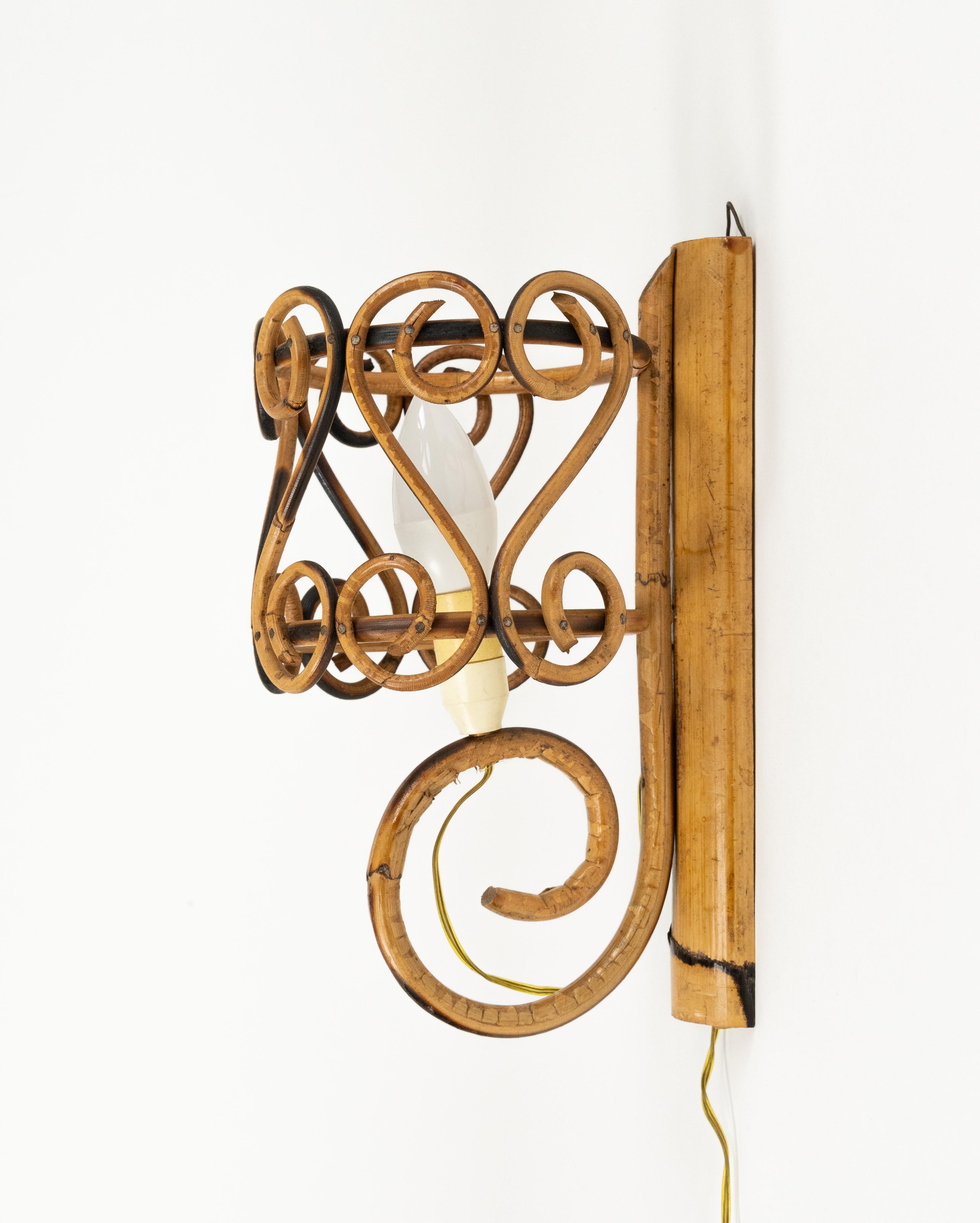 Pareja de candelabros de bambú y ratán de mediados de siglo Estilo Louis Sognot, Italia Años 60 en venta 5