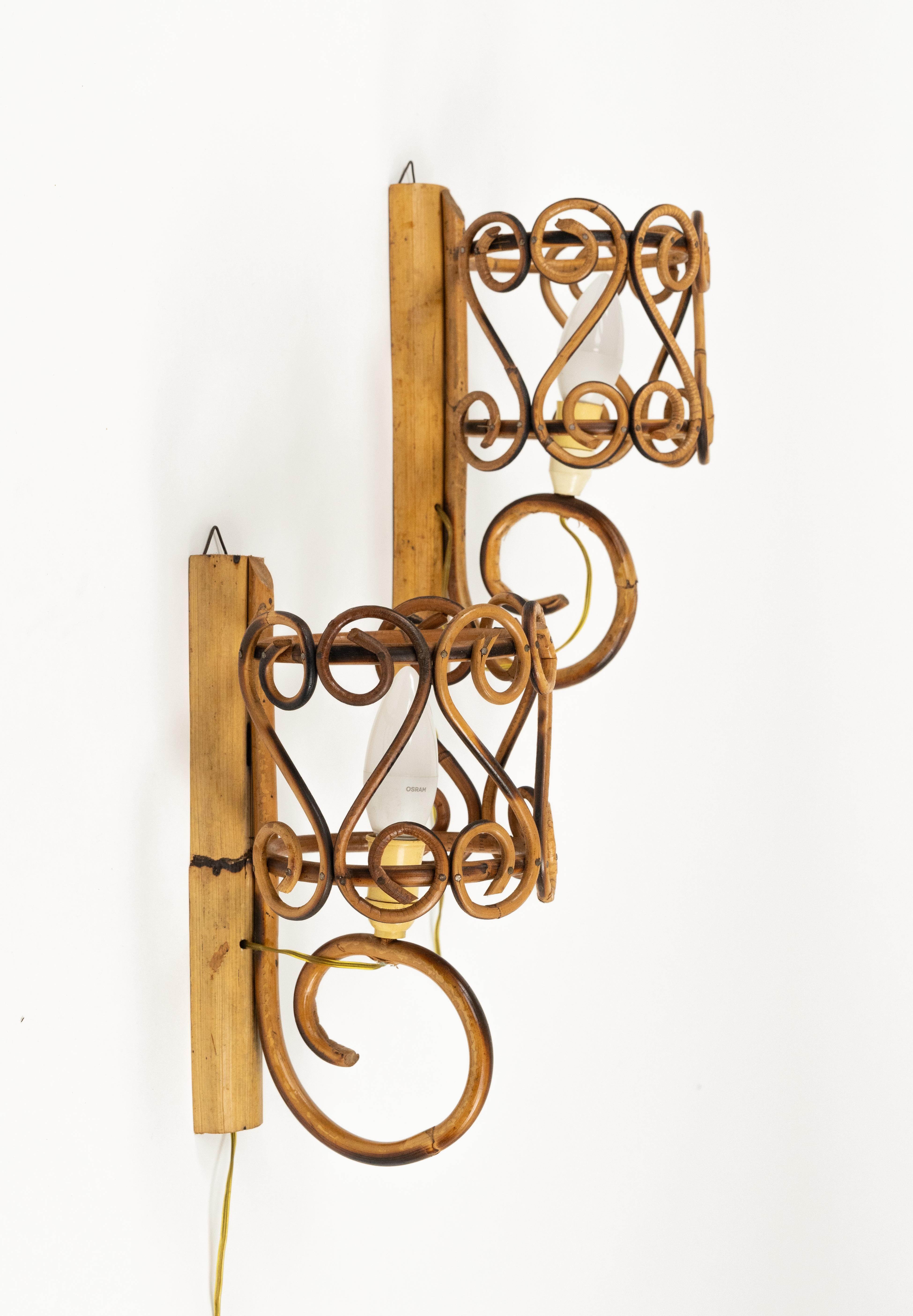 Pareja de candelabros de bambú y ratán de mediados de siglo Estilo Louis Sognot, Italia Años 60 en venta 6