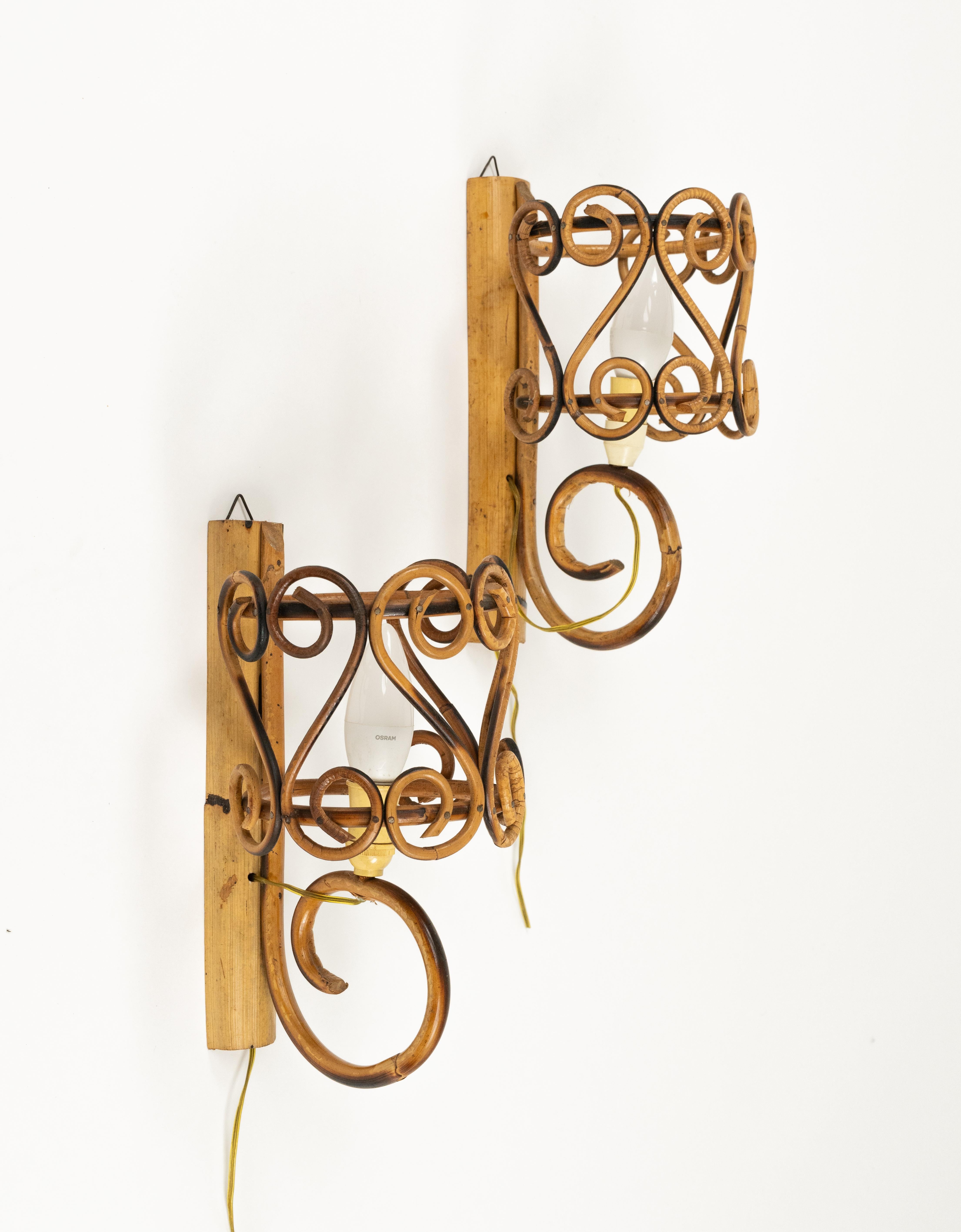 Pareja de candelabros de bambú y ratán de mediados de siglo Estilo Louis Sognot, Italia Años 60 Moderno de mediados de siglo en venta