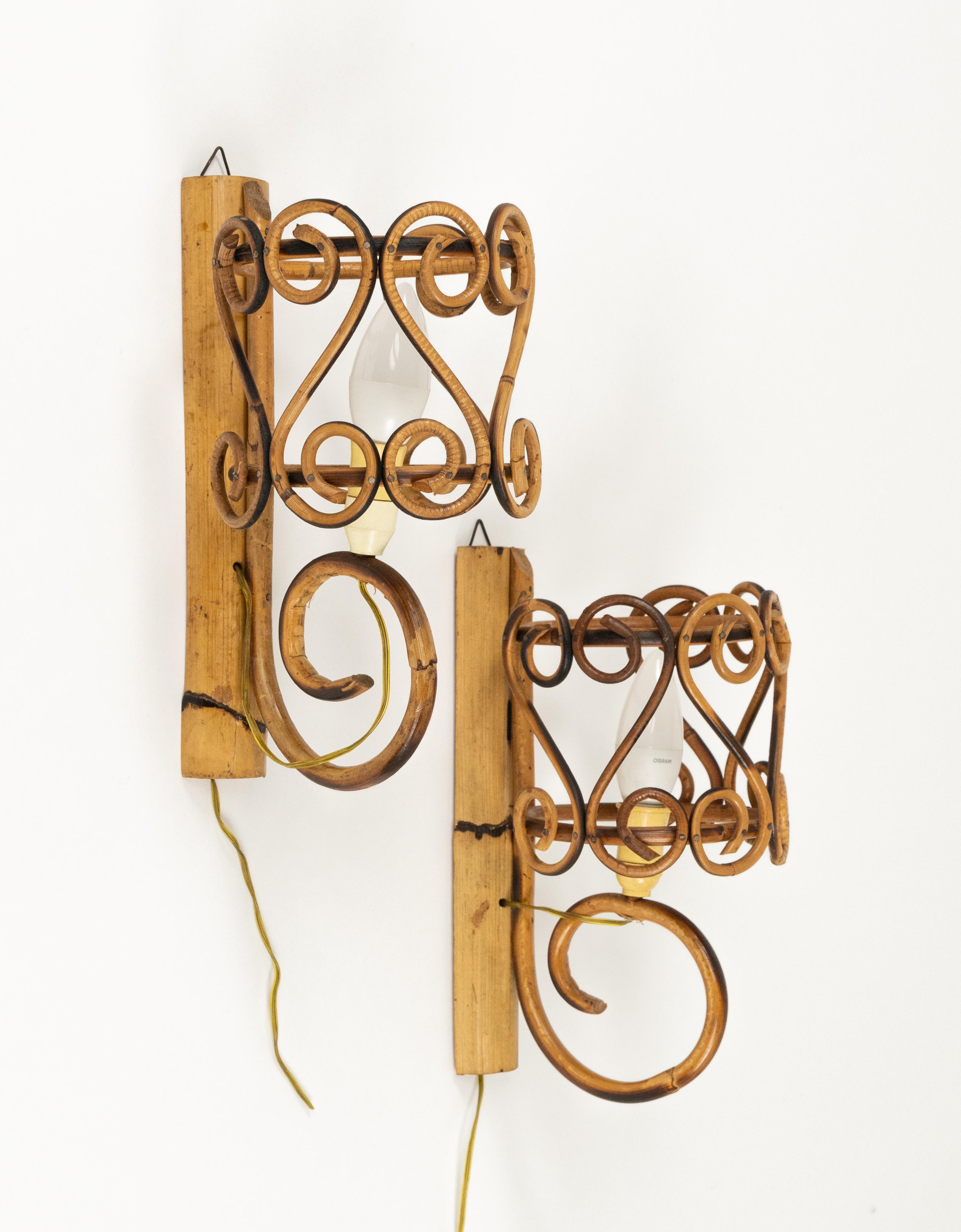Pareja de candelabros de bambú y ratán de mediados de siglo Estilo Louis Sognot, Italia Años 60 Italiano en venta