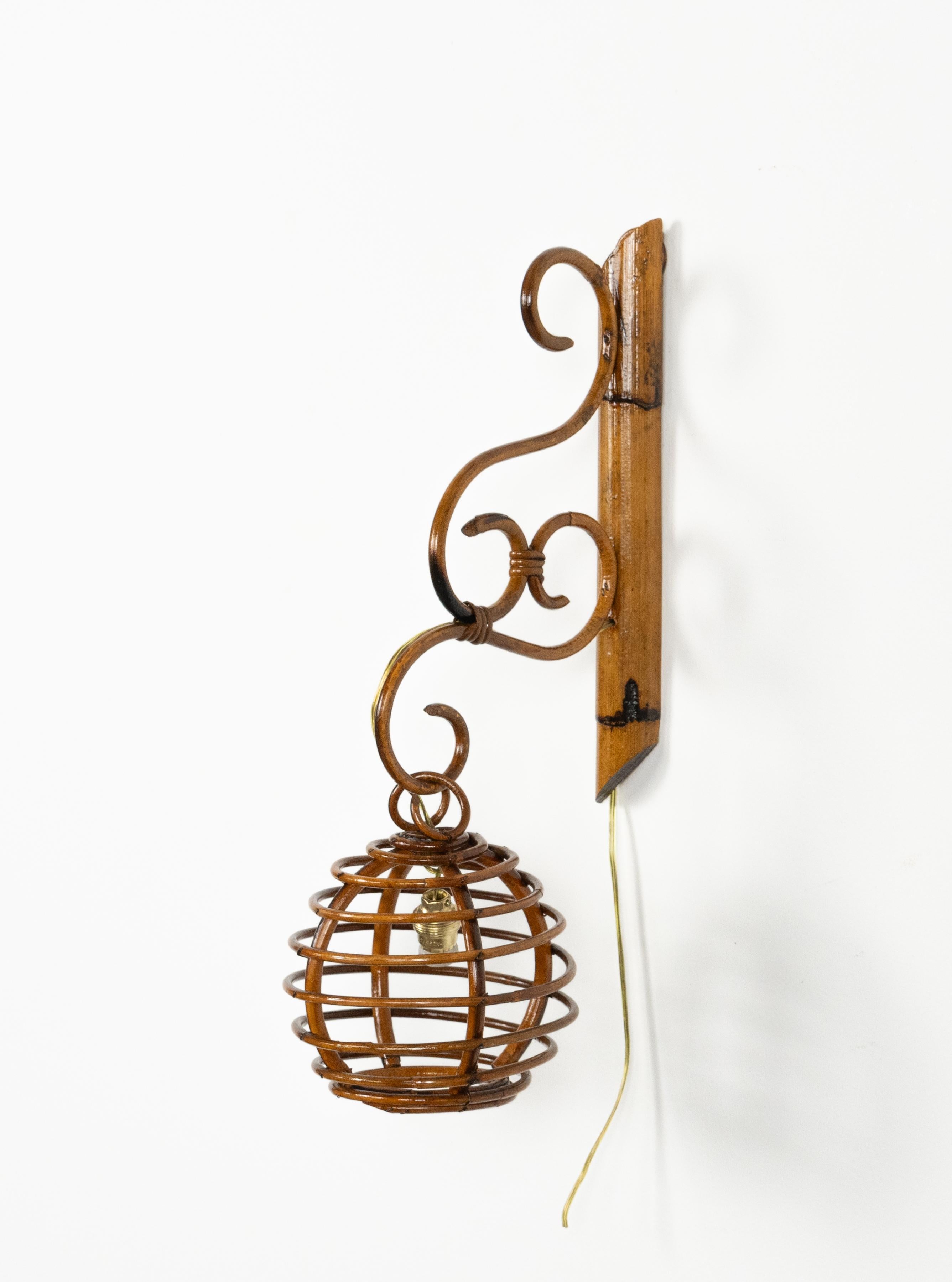 Midcentury Pair of Sconces in Bamboo and Rattan Louis Sognot Style, Italy 1960s In Good Condition For Sale In Rome, IT