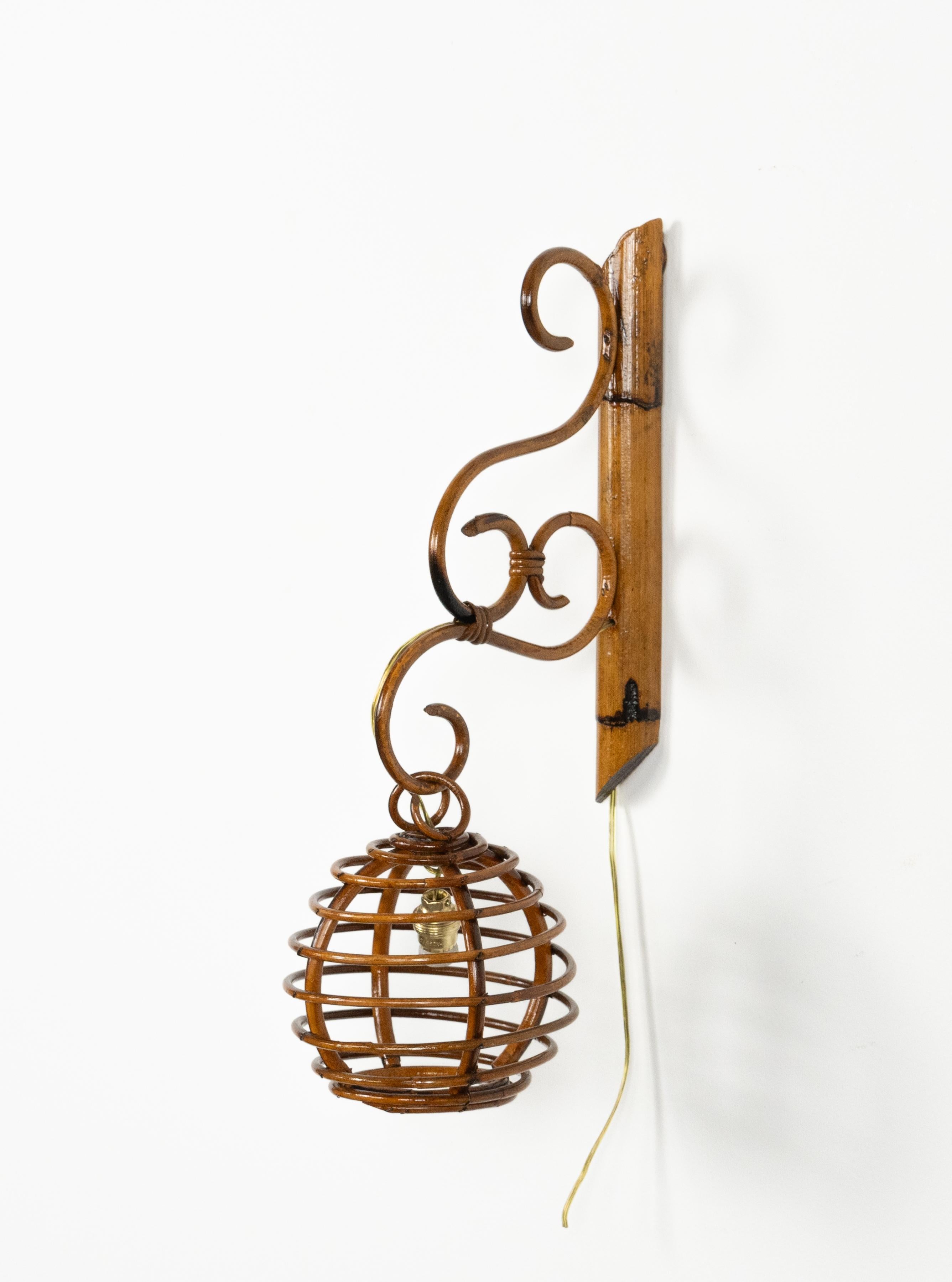Paar Wandleuchter aus Bambus und Rattan im Louis Sognot-Stil aus der Mitte des Jahrhunderts, Italien 1960er Jahre im Zustand „Gut“ im Angebot in Rome, IT
