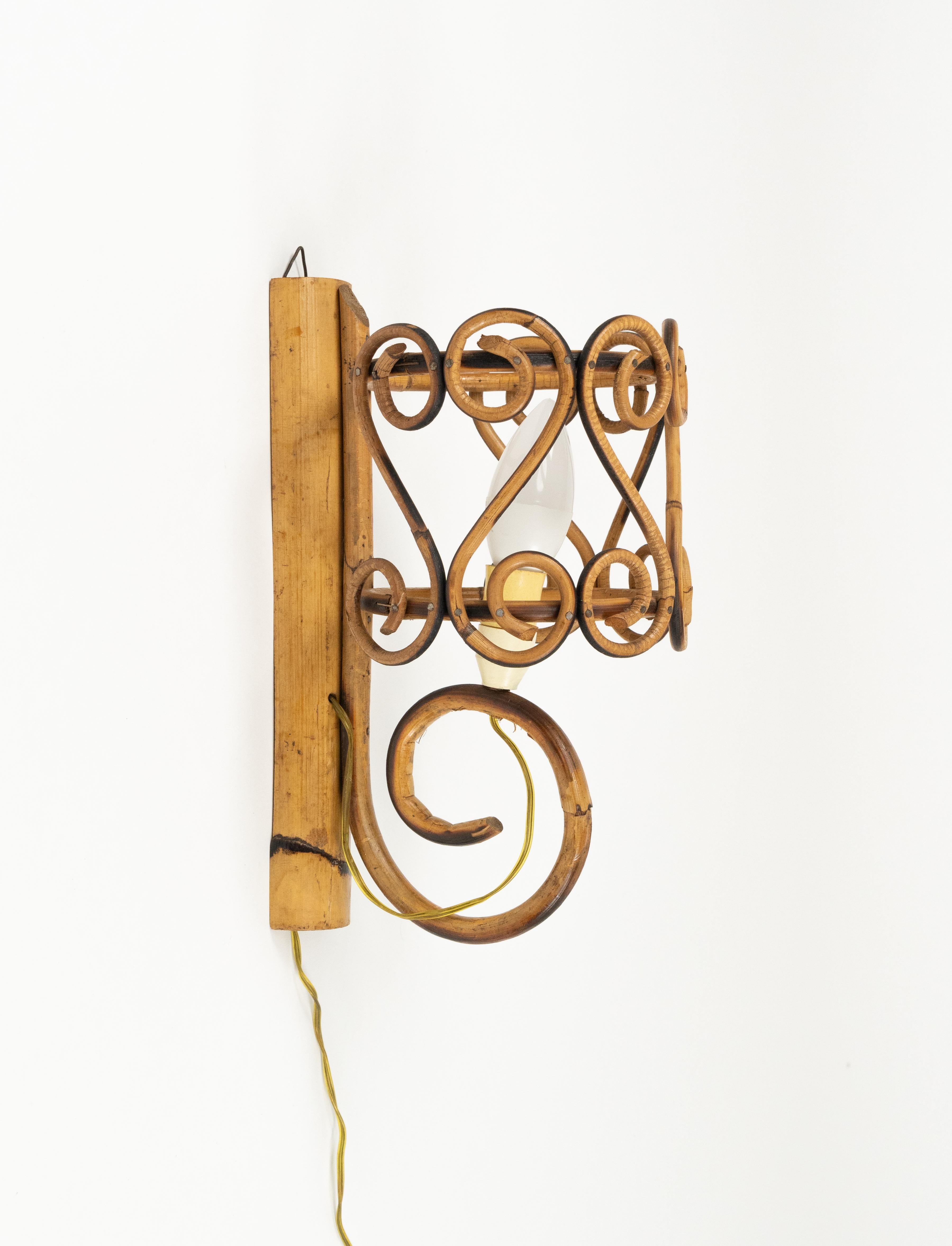 Pareja de candelabros de bambú y ratán de mediados de siglo Estilo Louis Sognot, Italia Años 60 en Bueno estado para la venta en Rome, IT