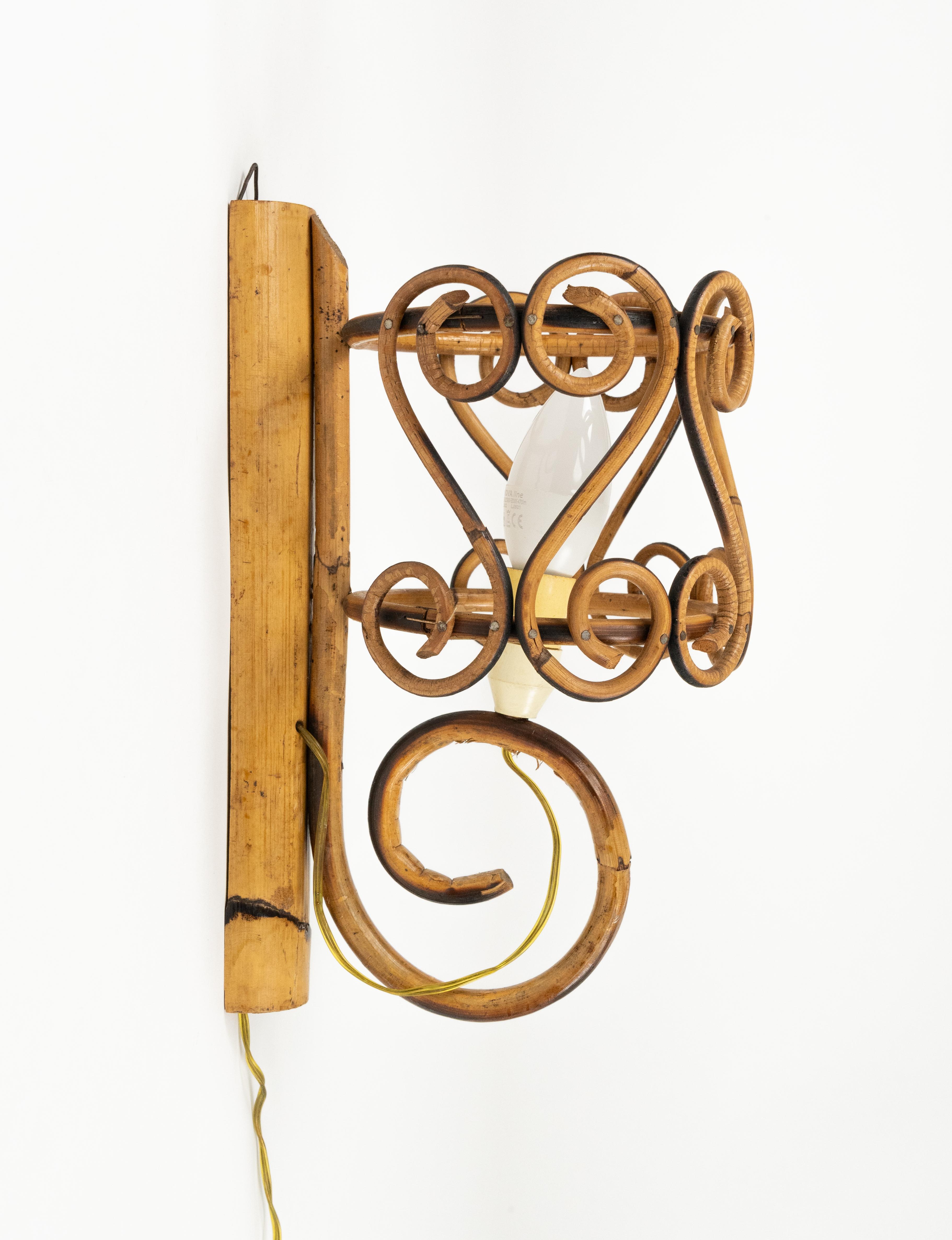 Pareja de candelabros de bambú y ratán de mediados de siglo Estilo Louis Sognot, Italia Años 60 mediados del siglo XX en venta
