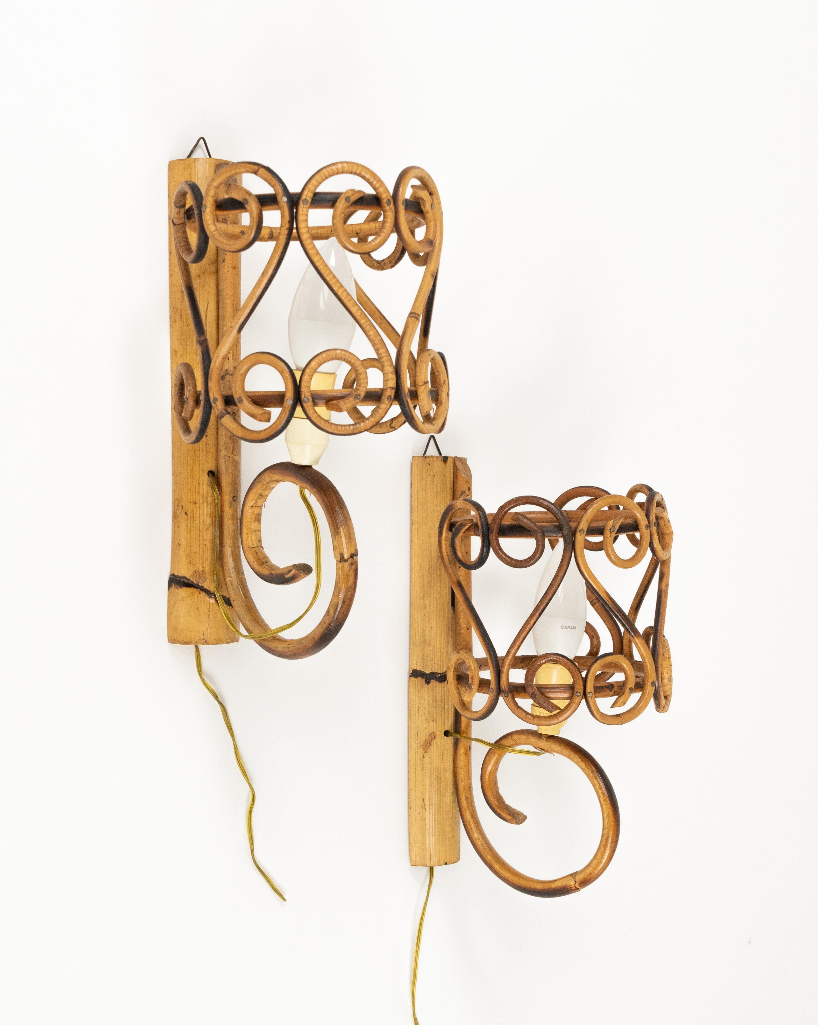 Pareja de candelabros de bambú y ratán de mediados de siglo Estilo Louis Sognot, Italia Años 60 Bambú en venta