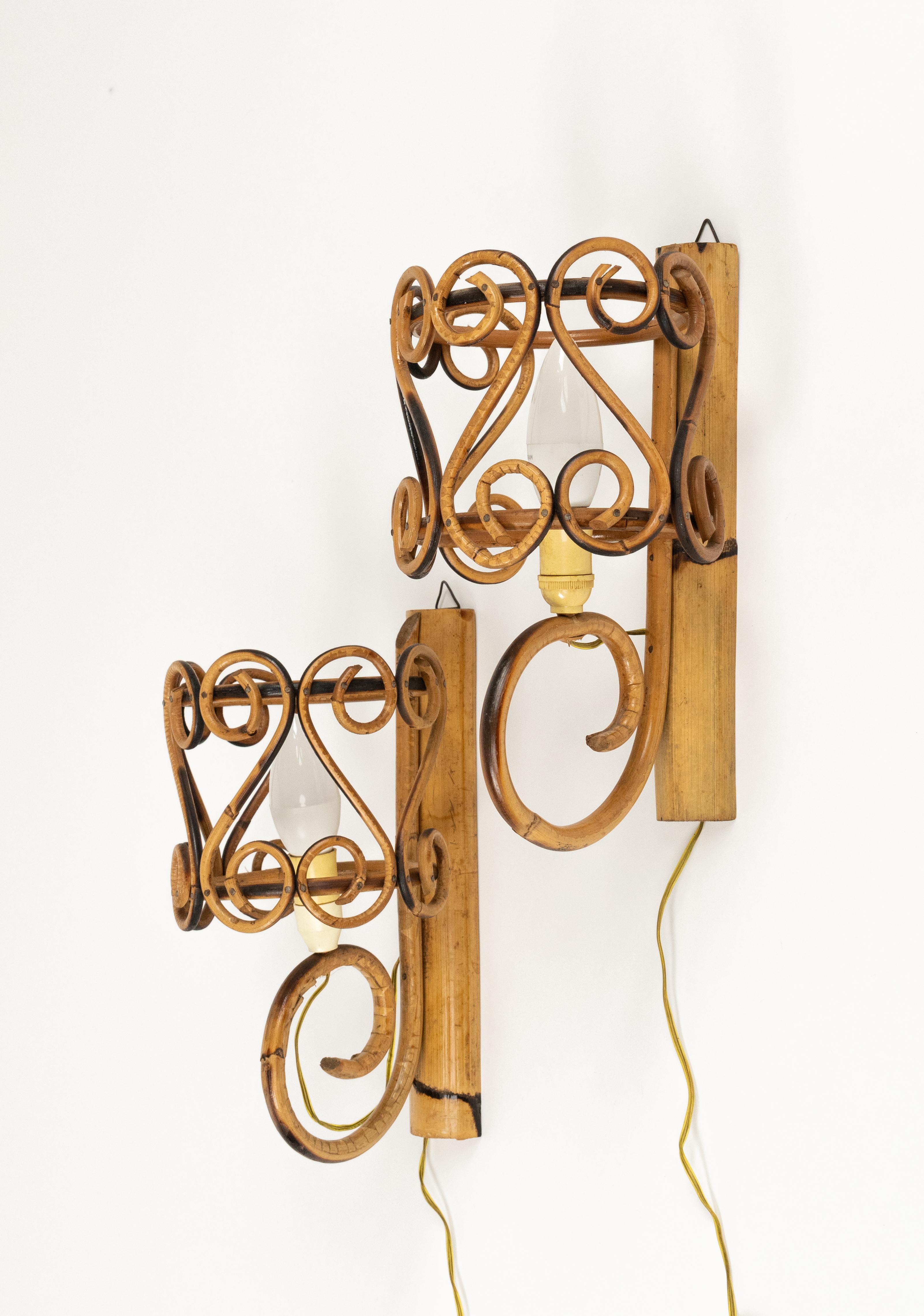 Pareja de candelabros de bambú y ratán de mediados de siglo Estilo Louis Sognot, Italia Años 60 en venta 1
