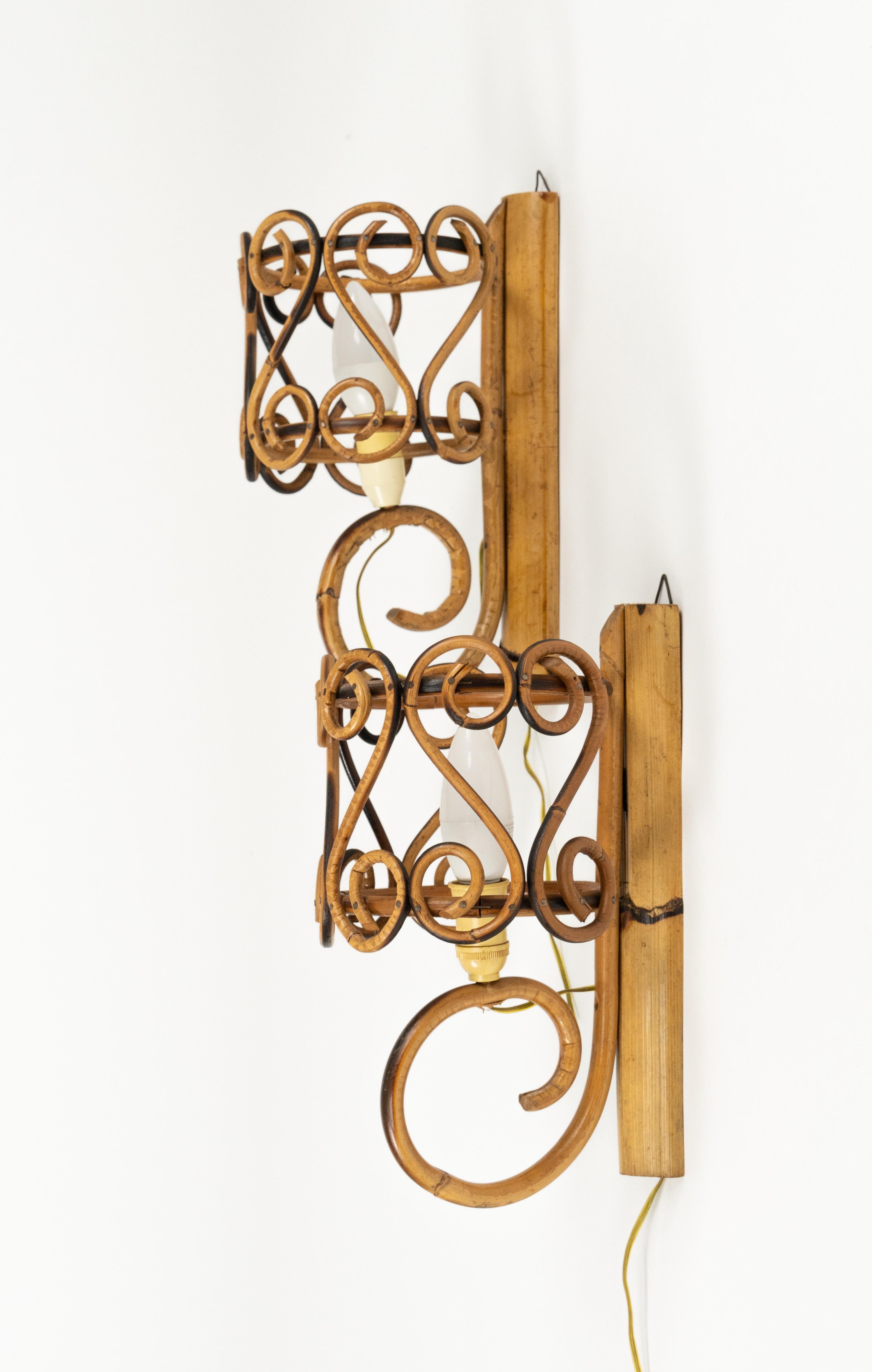 Pareja de candelabros de bambú y ratán de mediados de siglo Estilo Louis Sognot, Italia Años 60 en venta 2