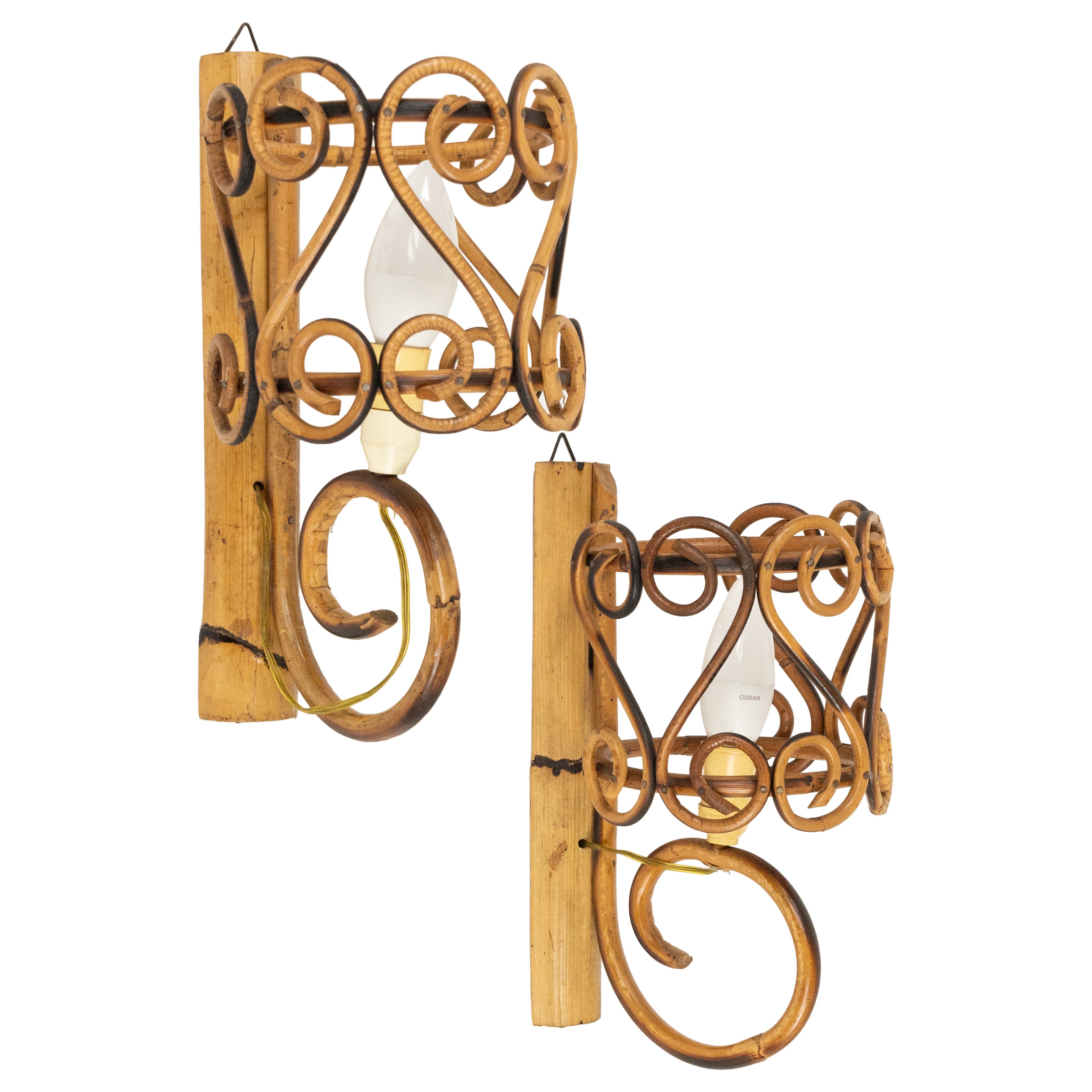 Coppia di applique di metà secolo in bambù e rattan in stile Louis Sognot, Italia anni '60 in vendita