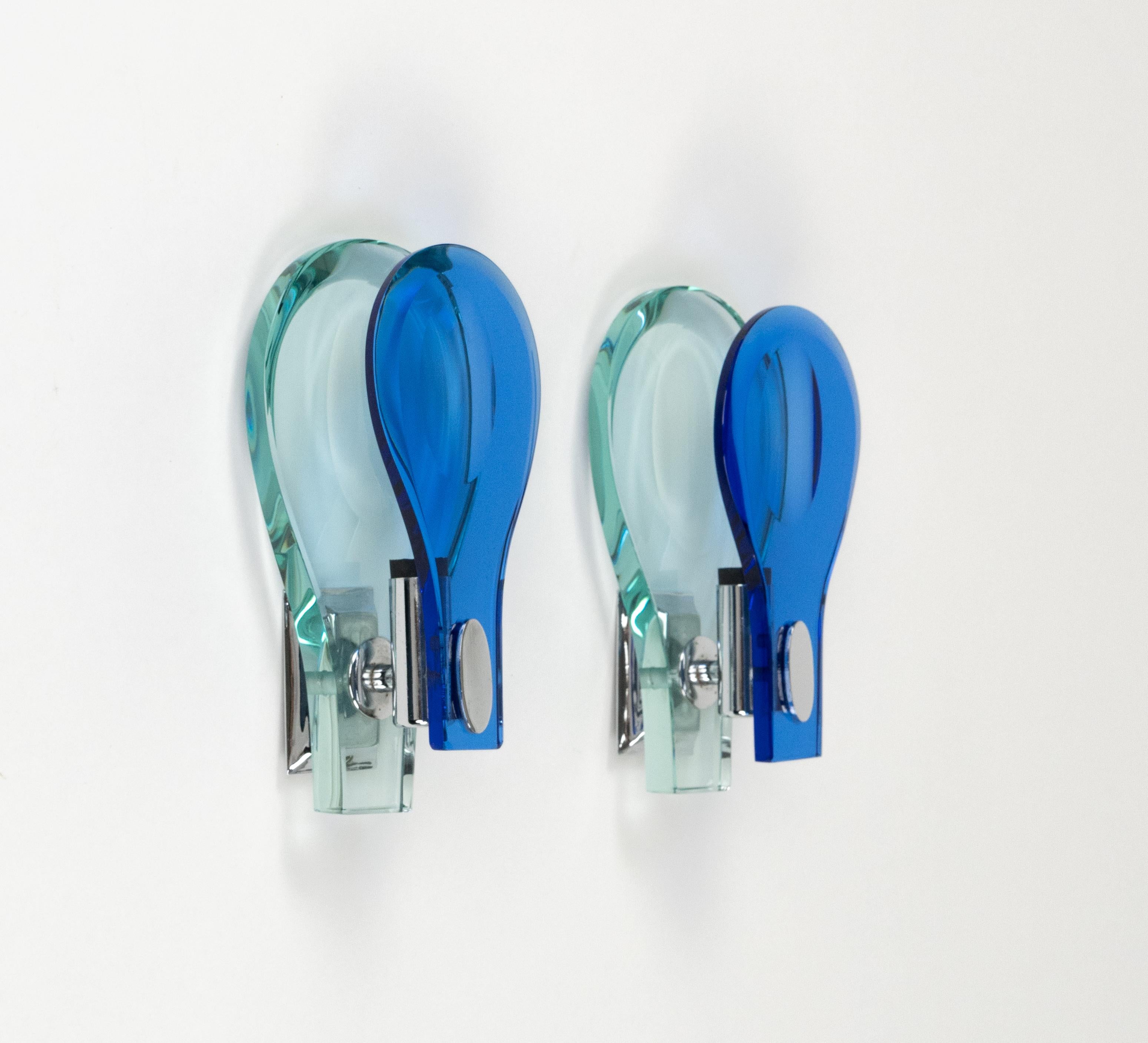 Midcentury erstaunliche Paar von Wandleuchten in Chrom und blau und grün schweres Glas Form von Tropfen von Cristal Arte.  

Hergestellt in Italien in den 1960er Jahren.  

Das Paar Wandleuchten ist für die Vereinigten Staaten oder Europa verdrahtet