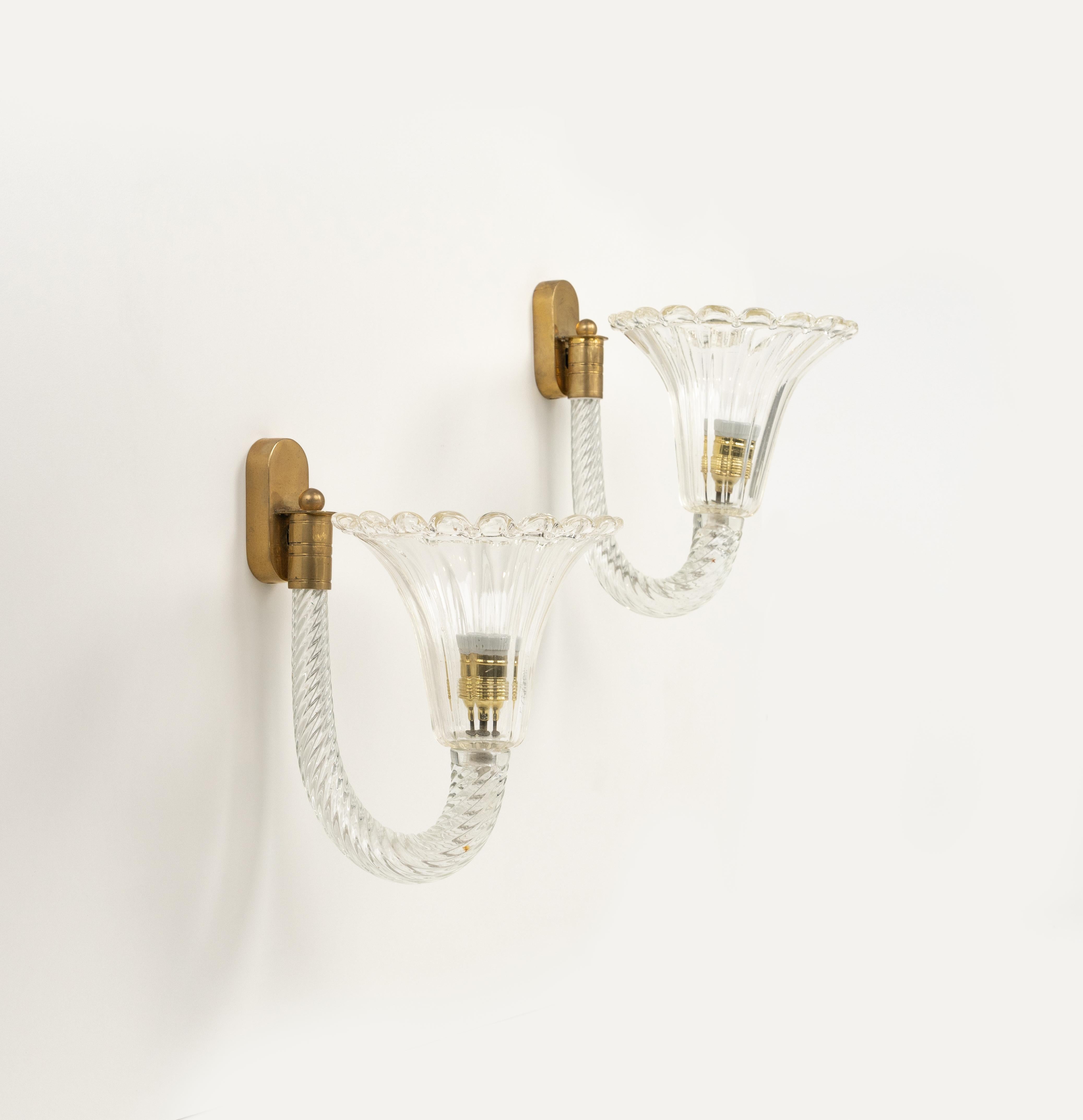 Midcentury beautiful pair of sconces in murano glass and brass in the style of Barovier & Toso.

Made in Italy (Venice) in the 1950s.

They are extremely decorative and can be used in any setting.

New electrical system, they are wired for the