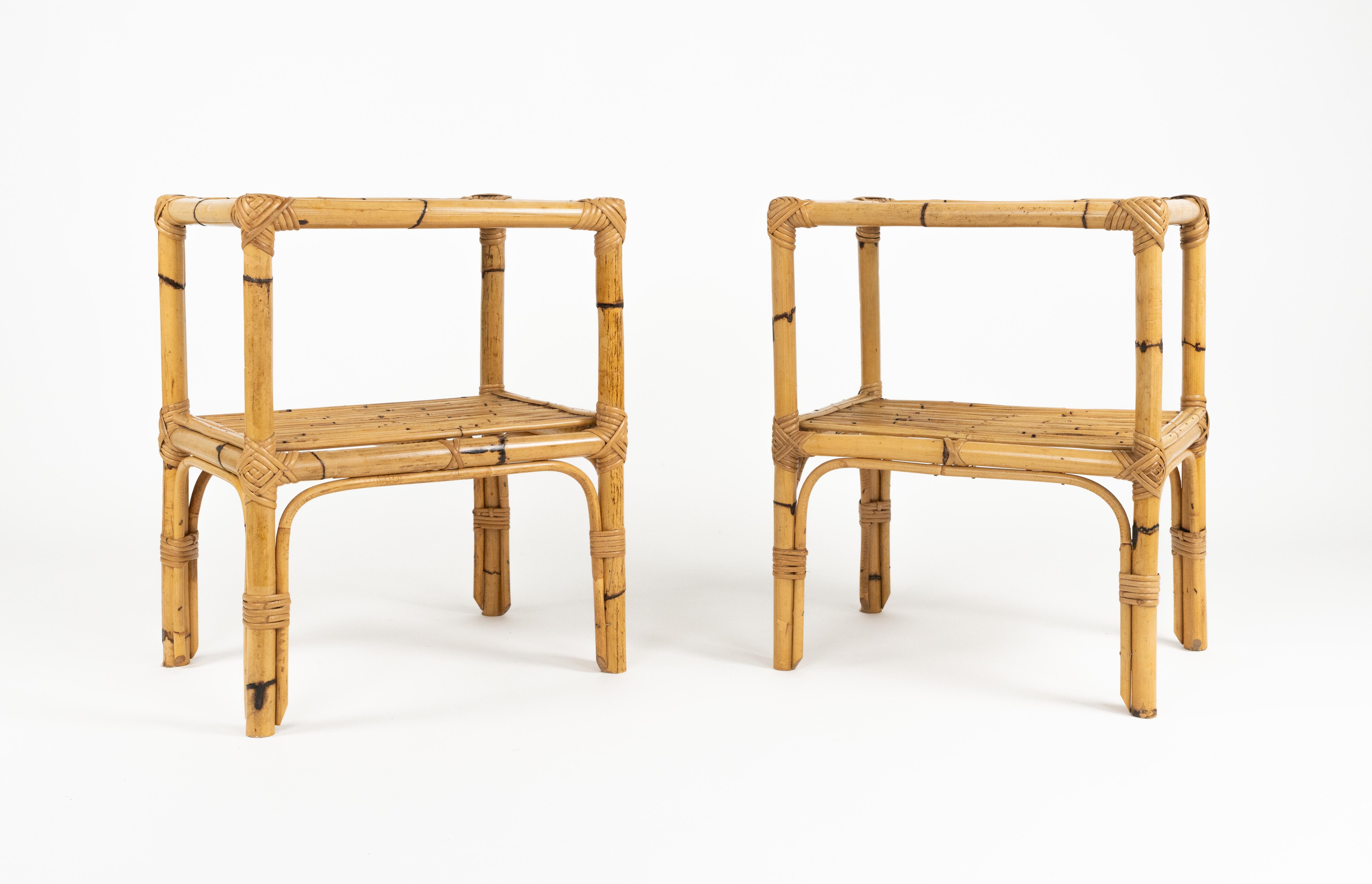Mid-Century moderno Coppia di tavolini in rattan, bambù e vetro del Medioevo, Italia anni '1960 in vendita