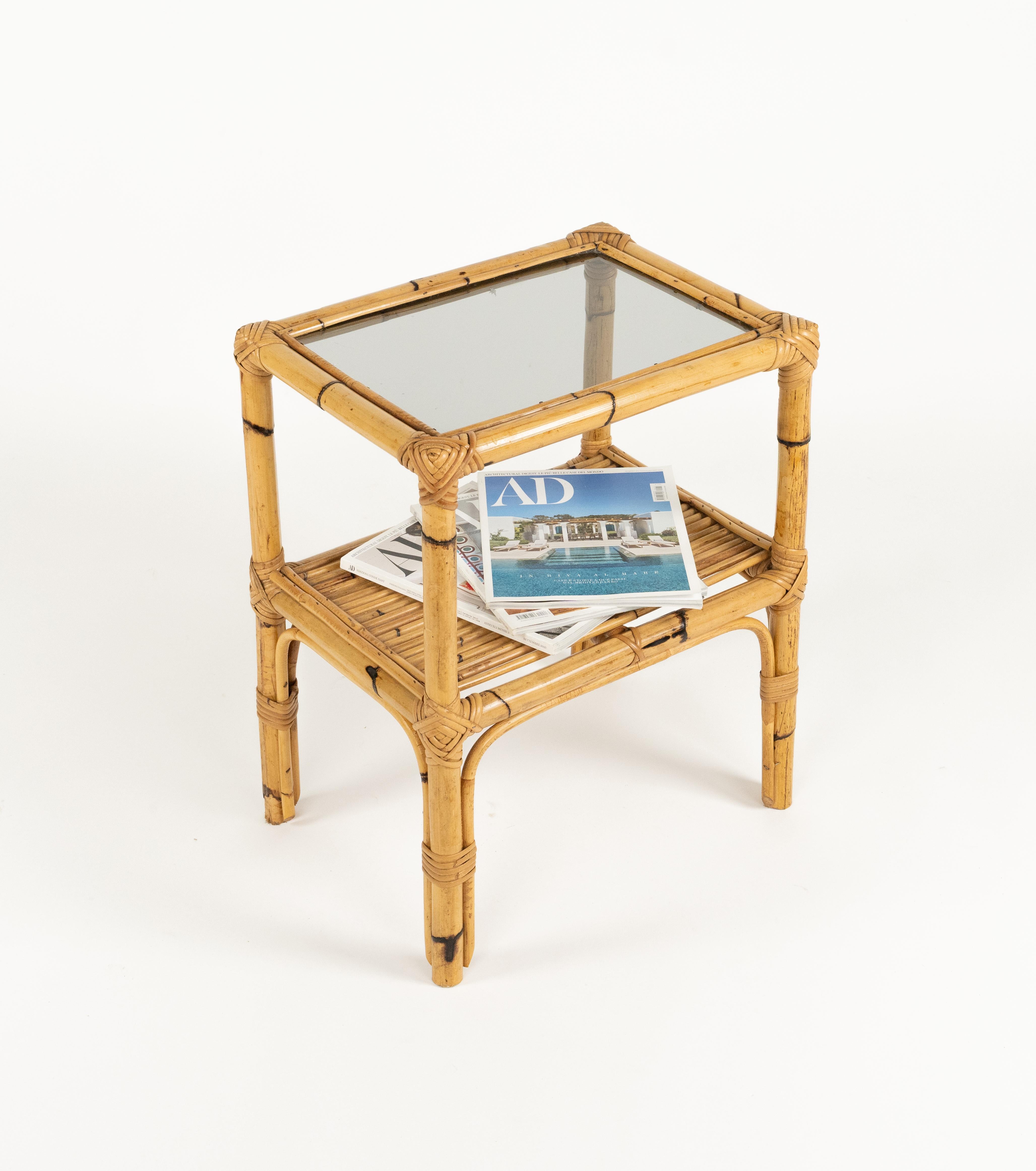 Fatto a mano Coppia di tavolini in rattan, bambù e vetro del Medioevo, Italia anni '1960 in vendita