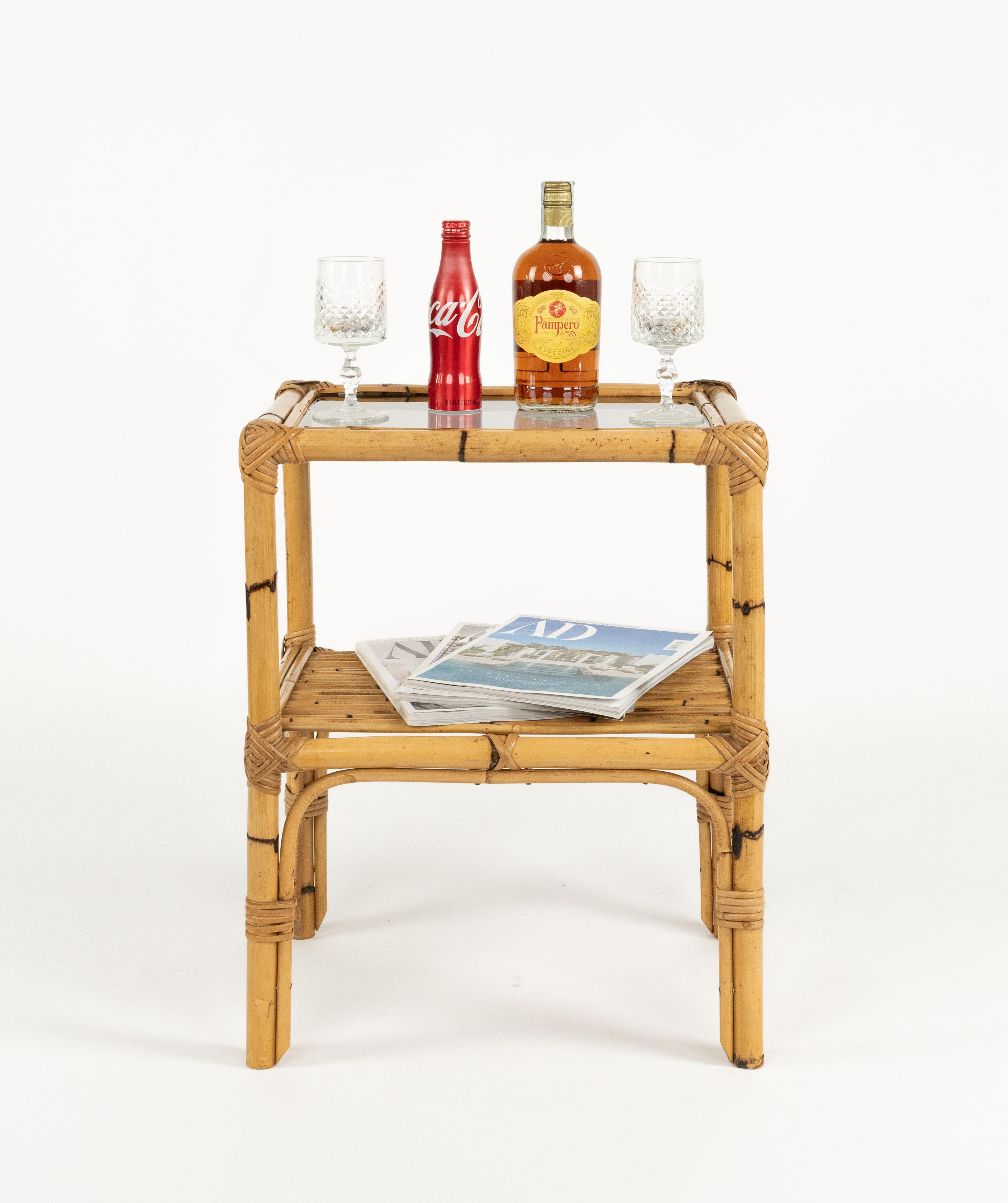 Metà XX secolo Coppia di tavolini in rattan, bambù e vetro del Medioevo, Italia anni '1960 in vendita