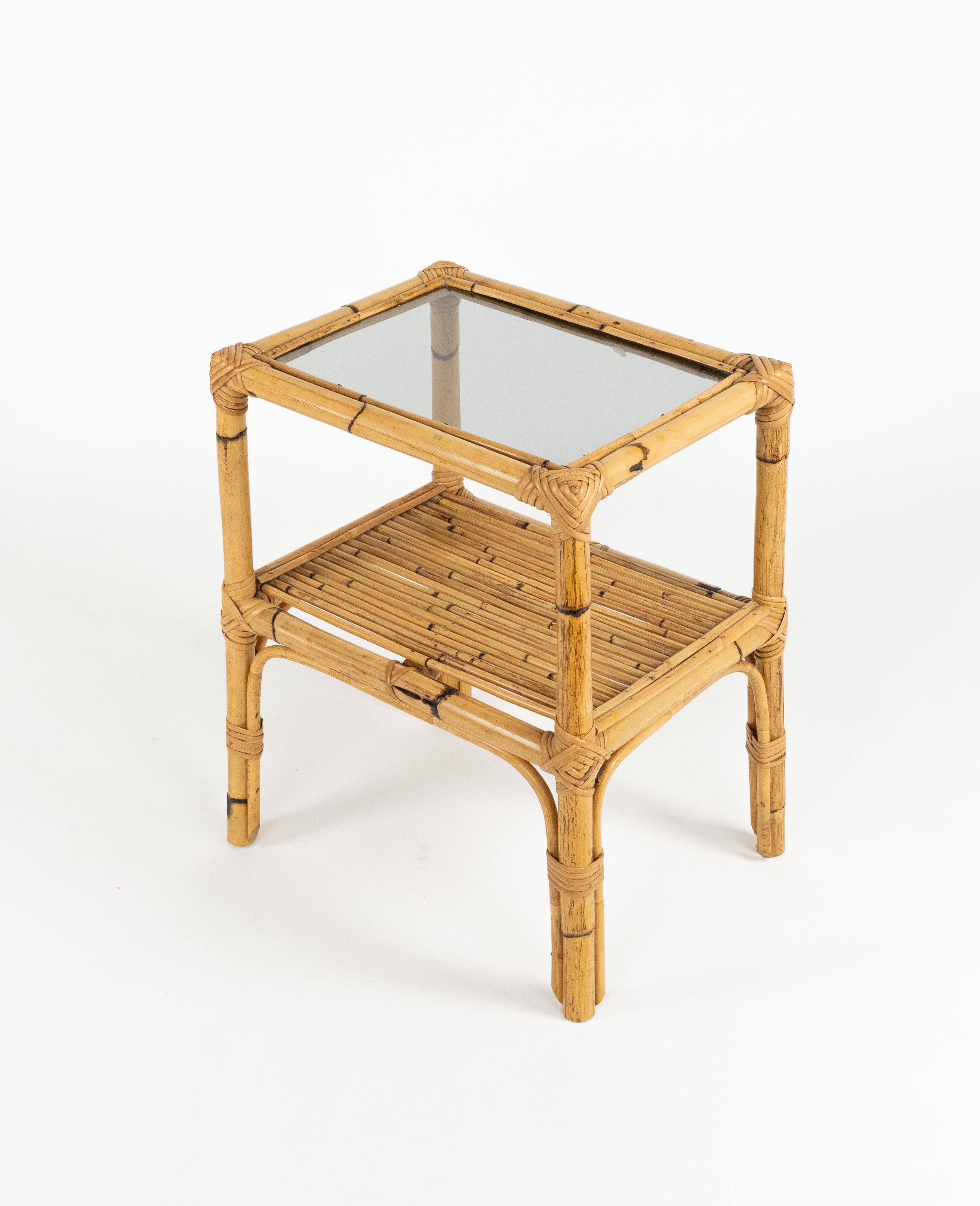 Bambù Coppia di tavolini in rattan, bambù e vetro del Medioevo, Italia anni '1960 in vendita