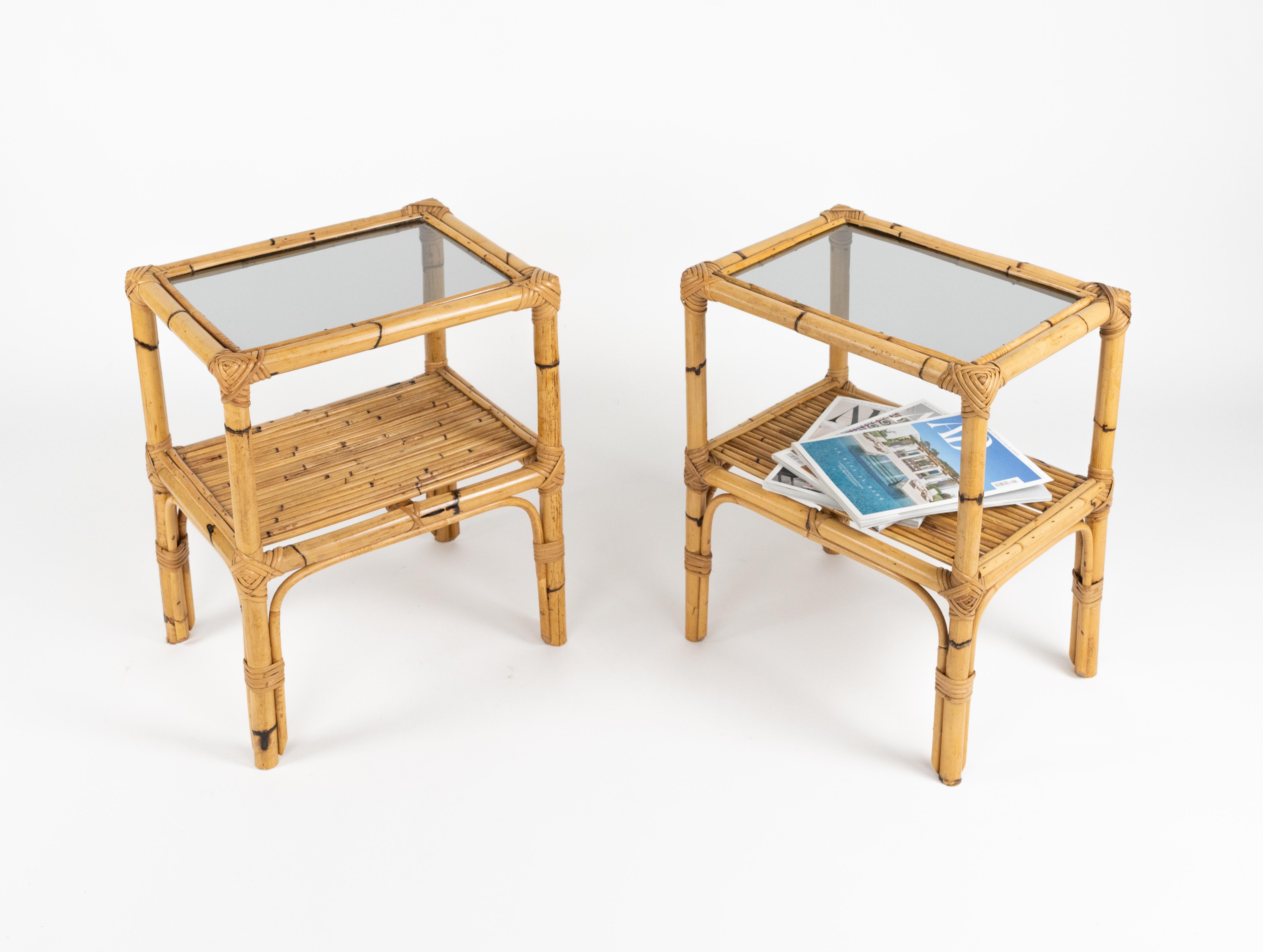 Coppia di tavolini in rattan, bambù e vetro del Medioevo, Italia anni '1960 in vendita 1
