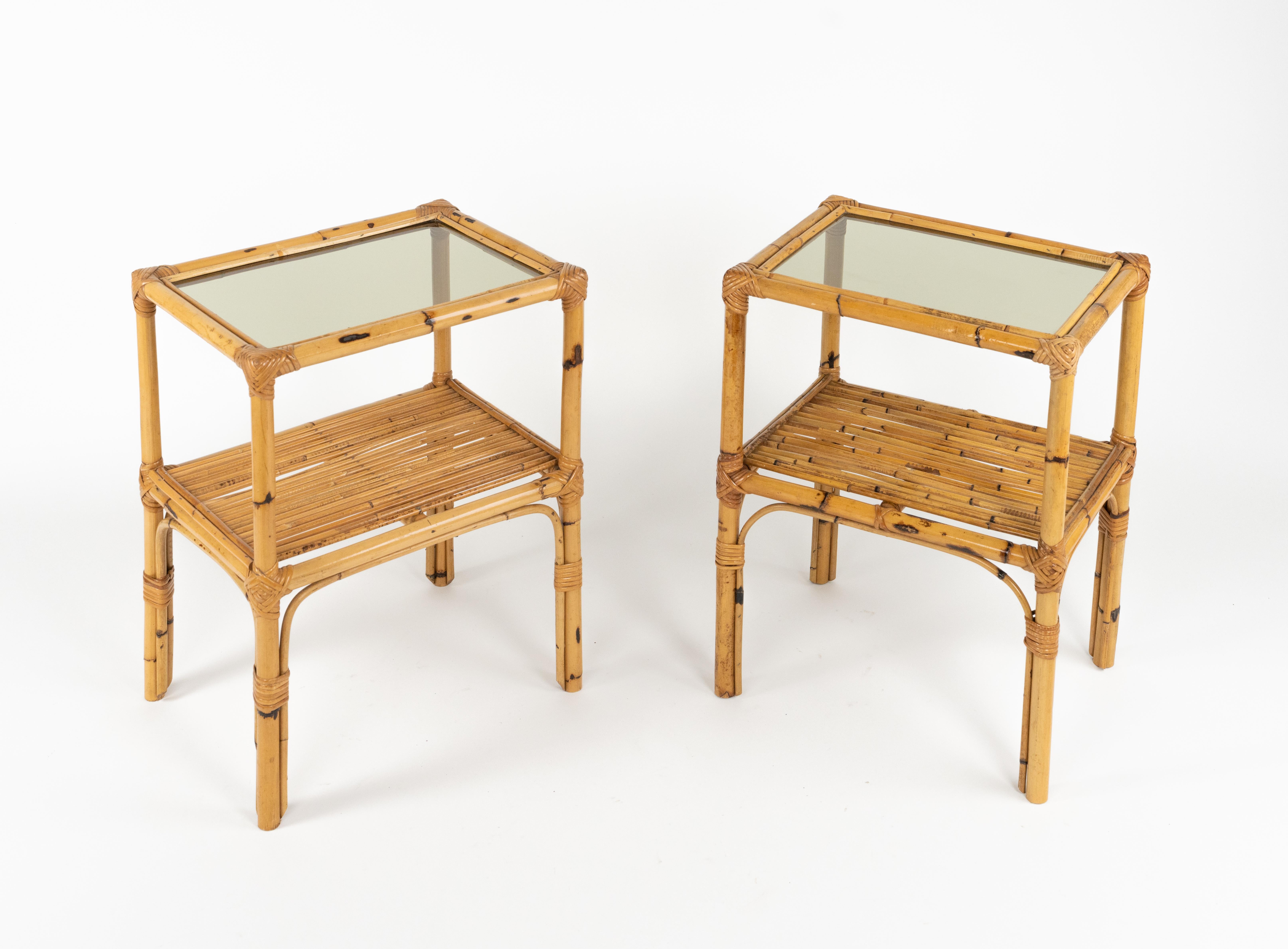 Midcentury erstaunliche Paar Beistelltische oder Nachttische mit zweistufigen in Bambus, Rattan und Glasplatte.

Hergestellt in Italien in den 1970er Jahren.