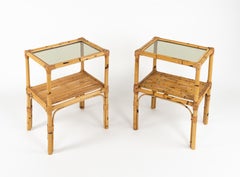 Pareja de mesas auxiliares de mediados de siglo en ratán, bambú y cristal, Italia Años 70