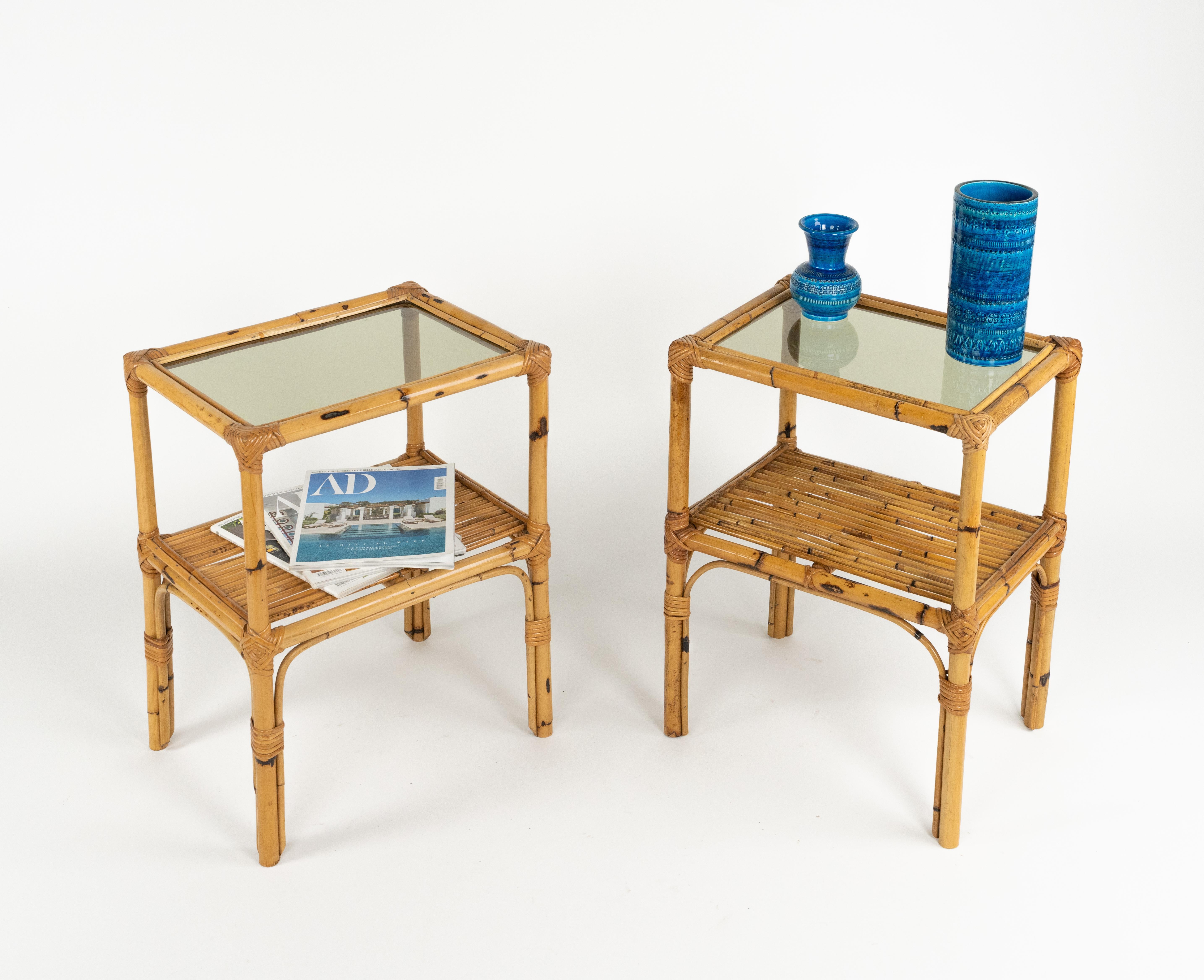 Paar Beistelltische aus Rattan, Bambus und Glas aus der Mitte des Jahrhunderts, Italien 1970er Jahre (Moderne der Mitte des Jahrhunderts) im Angebot
