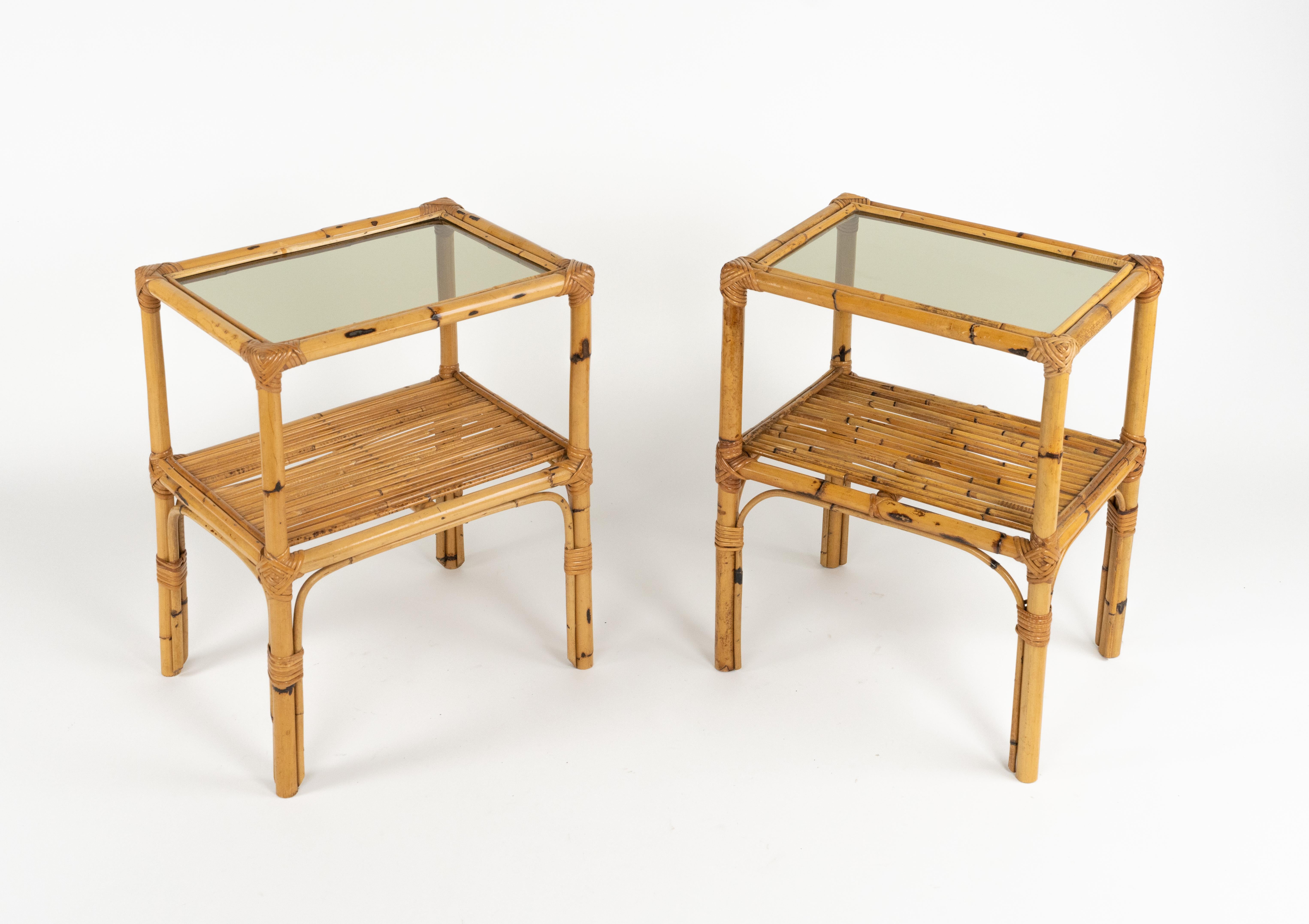 Paar Beistelltische aus Rattan, Bambus und Glas aus der Mitte des Jahrhunderts, Italien 1970er Jahre (Italienisch) im Angebot