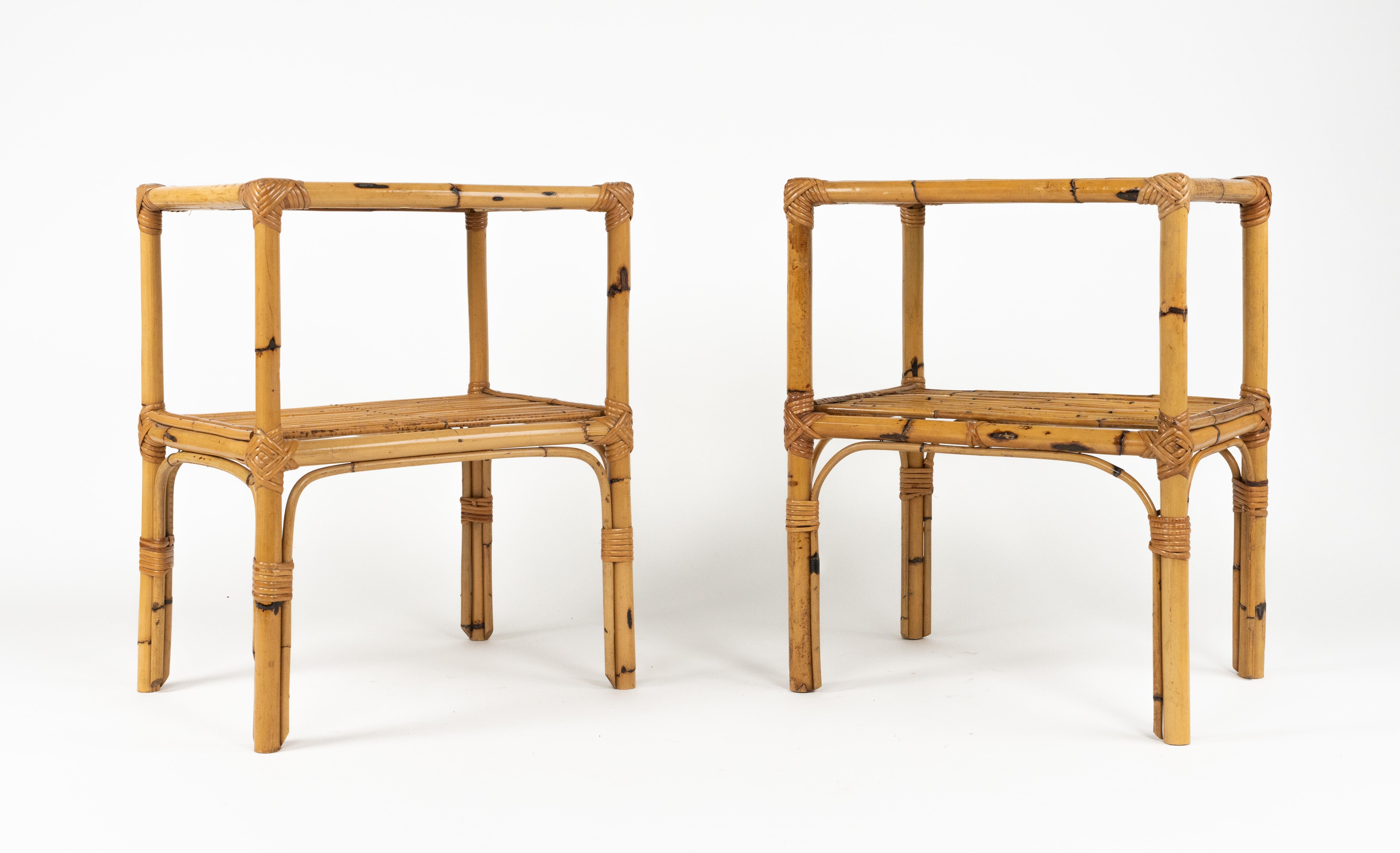 Paar Beistelltische aus Rattan, Bambus und Glas aus der Mitte des Jahrhunderts, Italien 1970er Jahre (Handgefertigt) im Angebot
