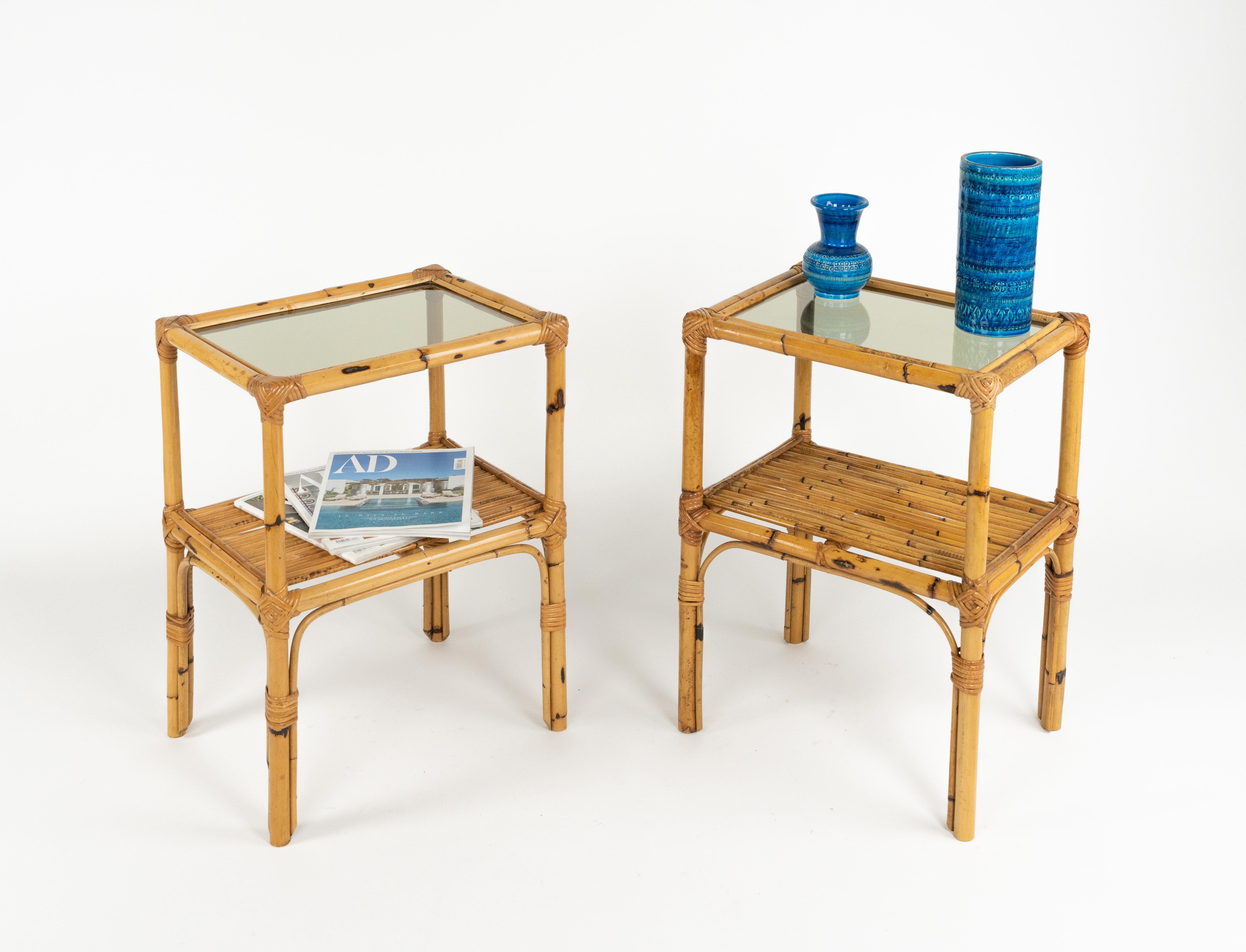 Paar Beistelltische aus Rattan, Bambus und Glas aus der Mitte des Jahrhunderts, Italien 1970er Jahre (Ende des 20. Jahrhunderts) im Angebot