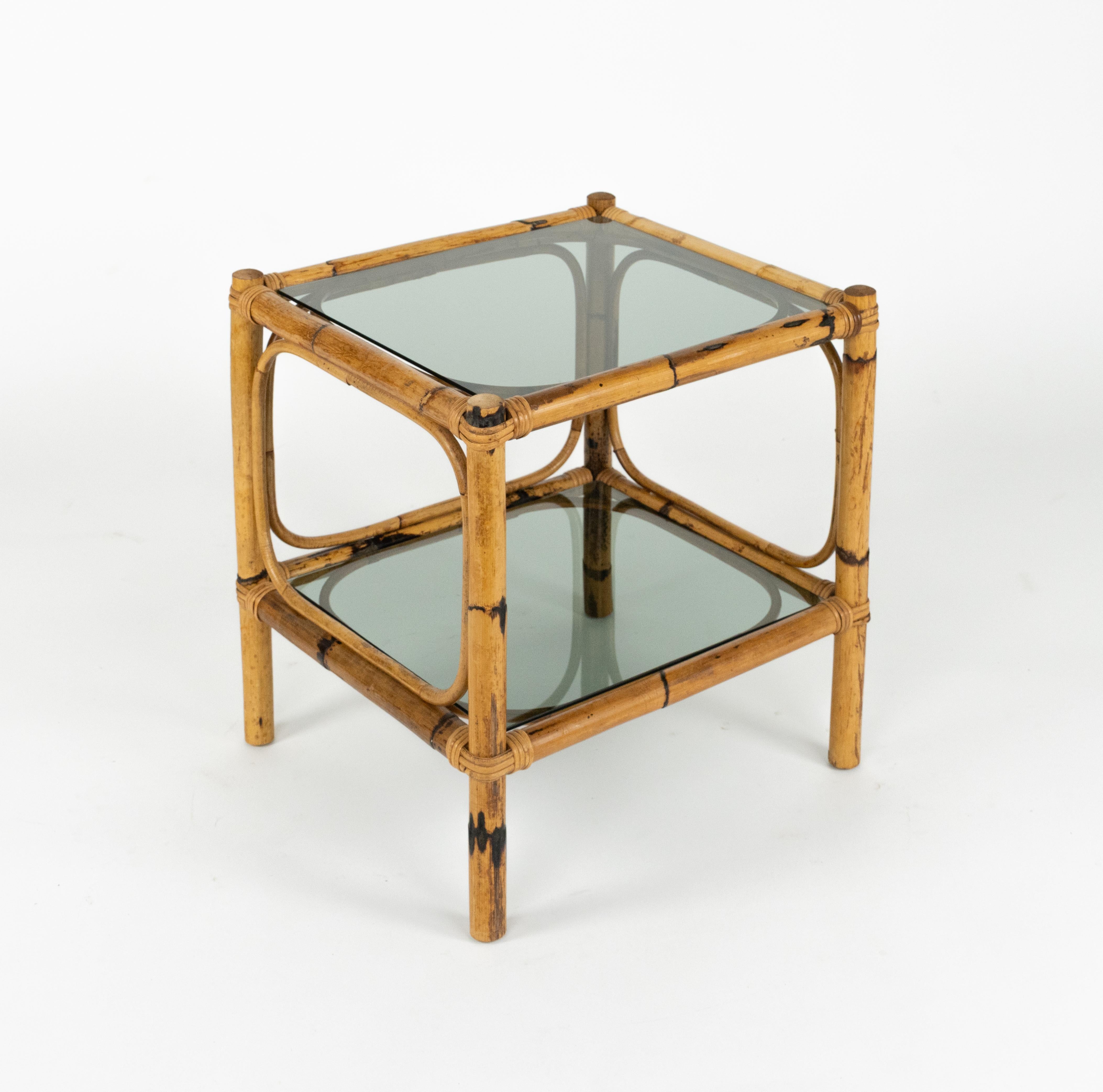 Paire de tables d'appoint du milieu du siècle en rotin, bambou et verre fumé, Italie, années 1970 en vente 3