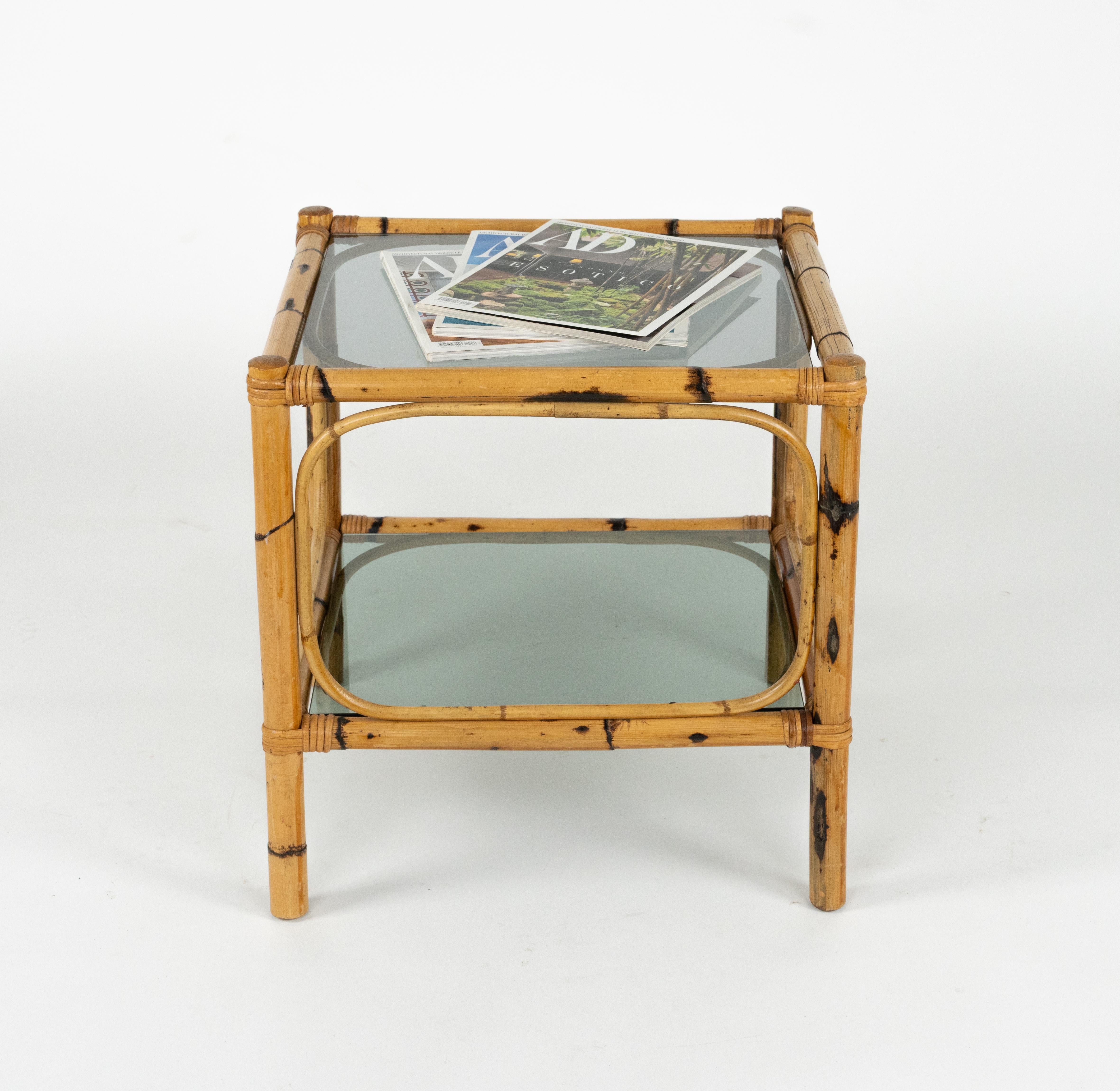 Paire de tables d'appoint du milieu du siècle en rotin, bambou et verre fumé, Italie, années 1970 en vente 4