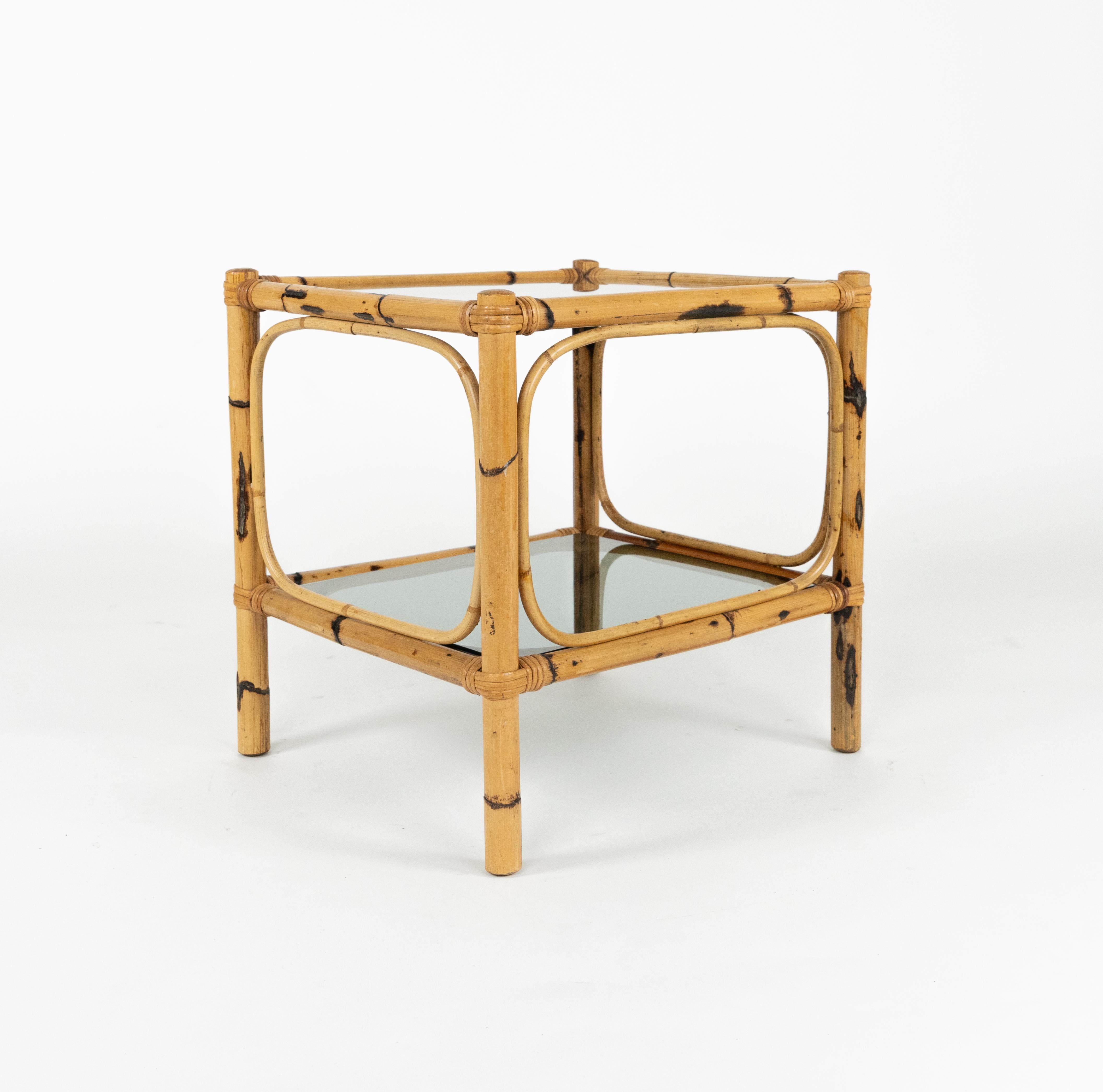 Paire de tables d'appoint du milieu du siècle en rotin, bambou et verre fumé, Italie, années 1970 en vente 5