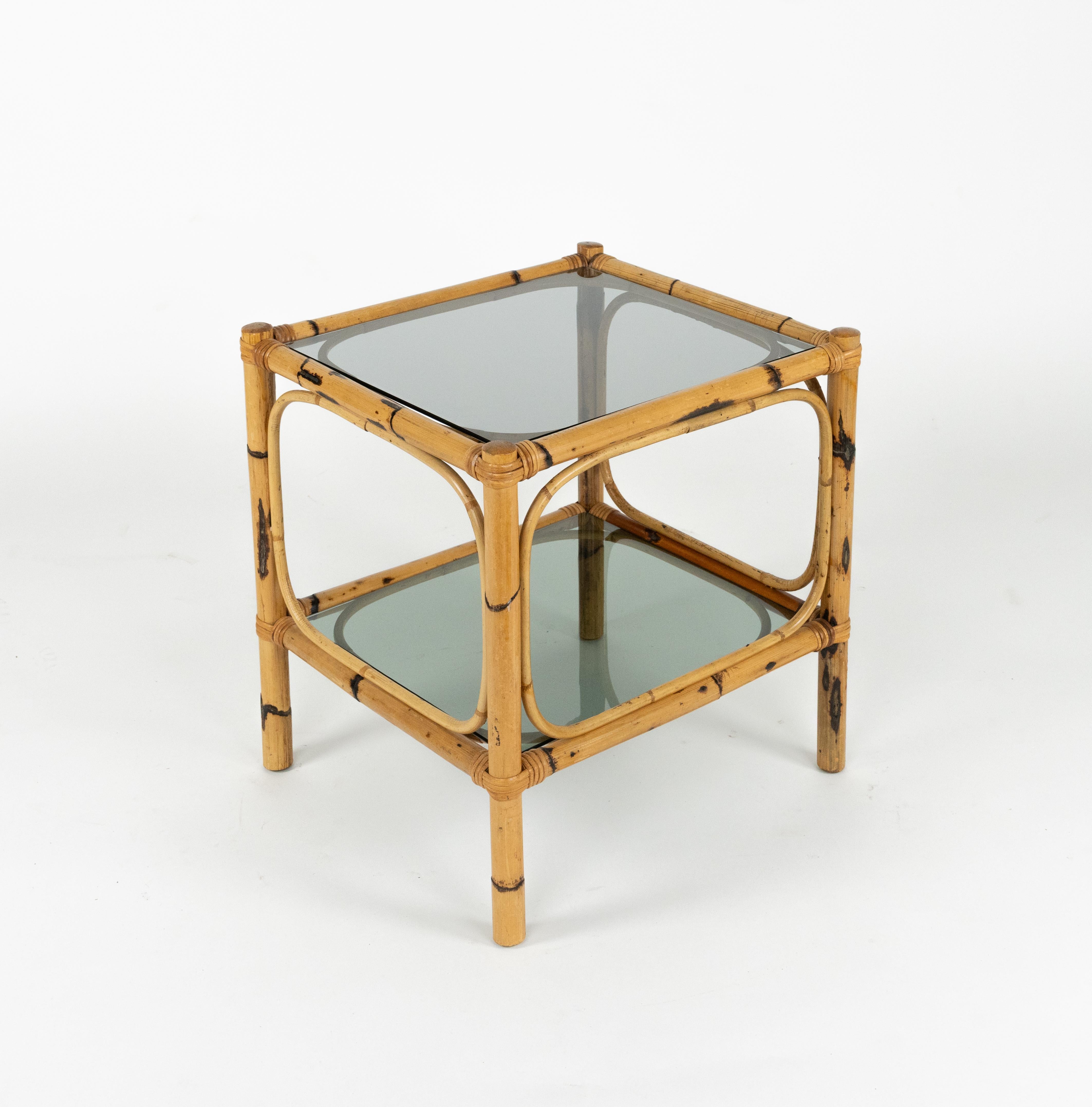 Paire de tables d'appoint du milieu du siècle en rotin, bambou et verre fumé, Italie, années 1970 en vente 6