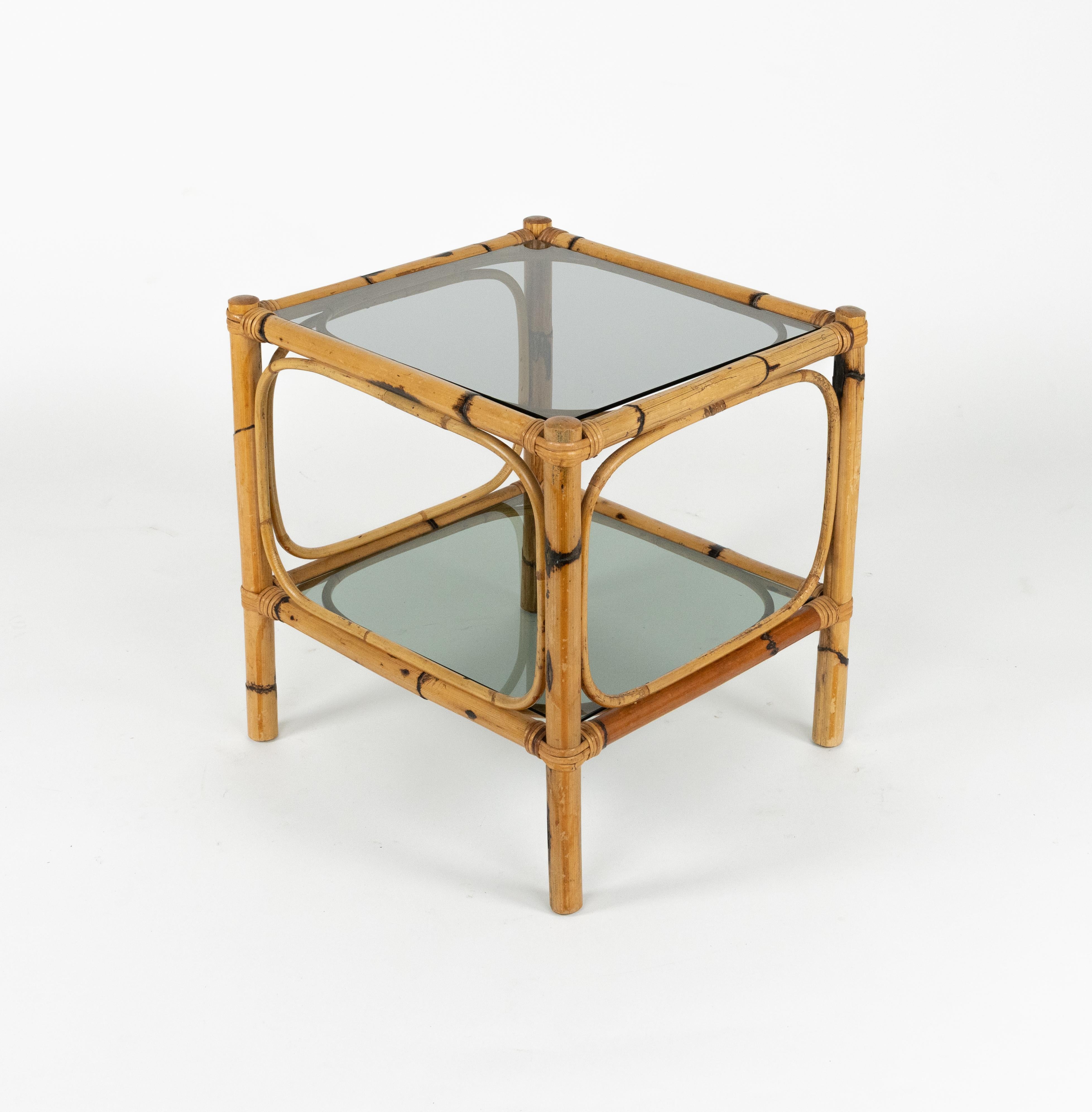 Paire de tables d'appoint du milieu du siècle en rotin, bambou et verre fumé, Italie, années 1970 en vente 7