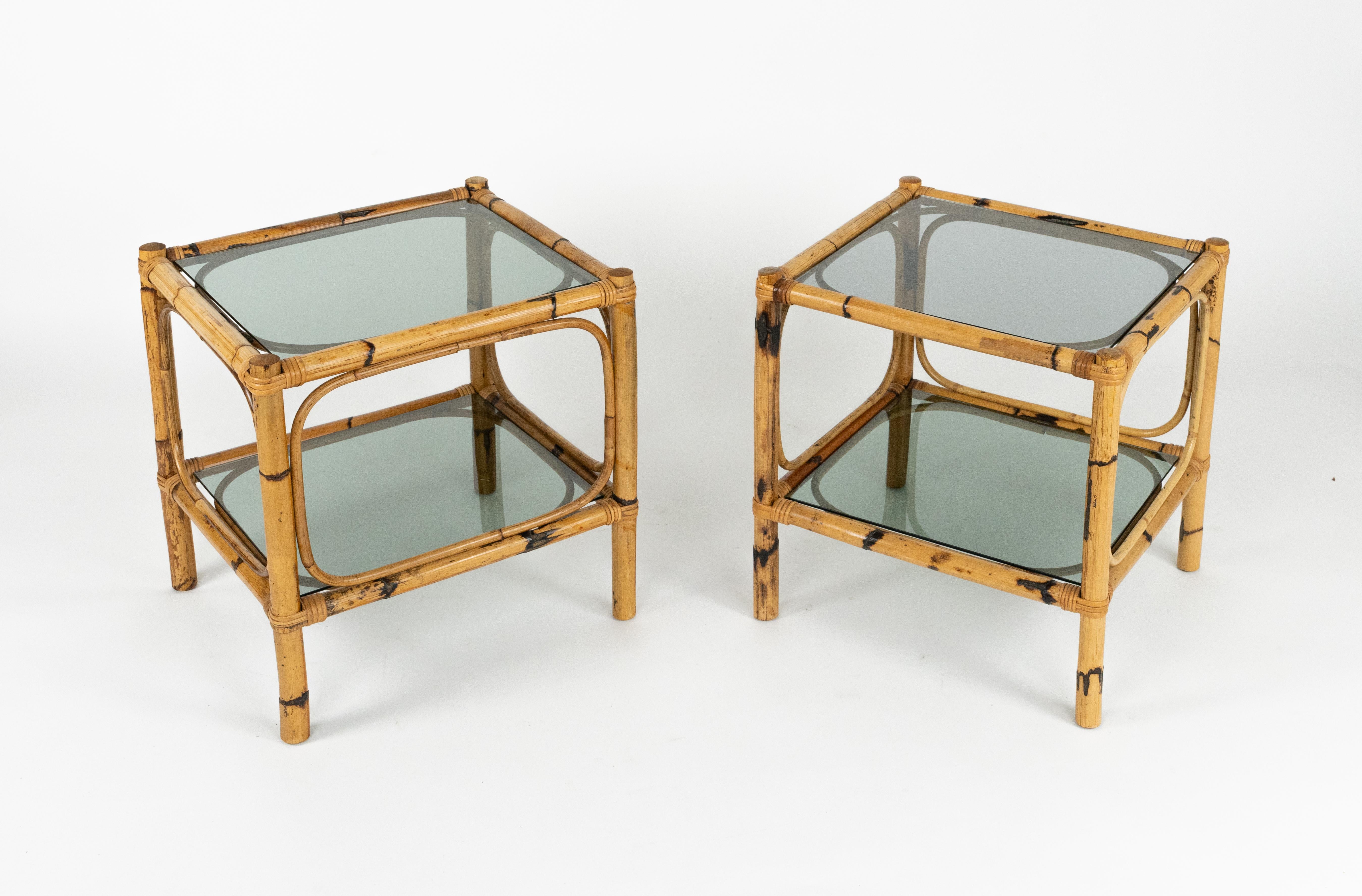 Superbe paire de tables d'appoint ou tables de chevet à deux niveaux en bambou, rotin et verre fumé.   

Fabriqué en Italie dans les années 1970.