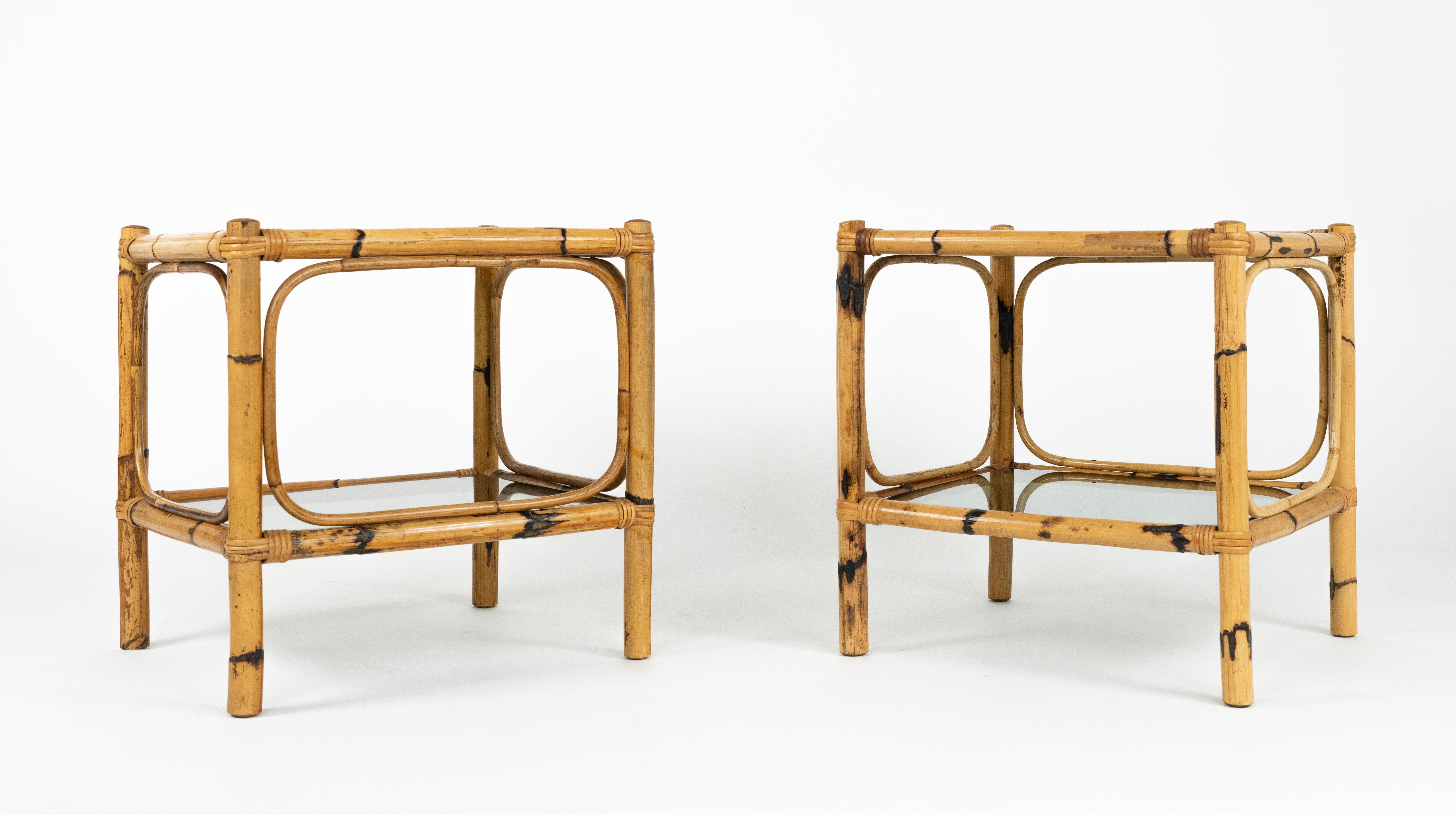 Mid-Century Modern Paire de tables d'appoint du milieu du siècle en rotin, bambou et verre fumé, Italie, années 1970 en vente