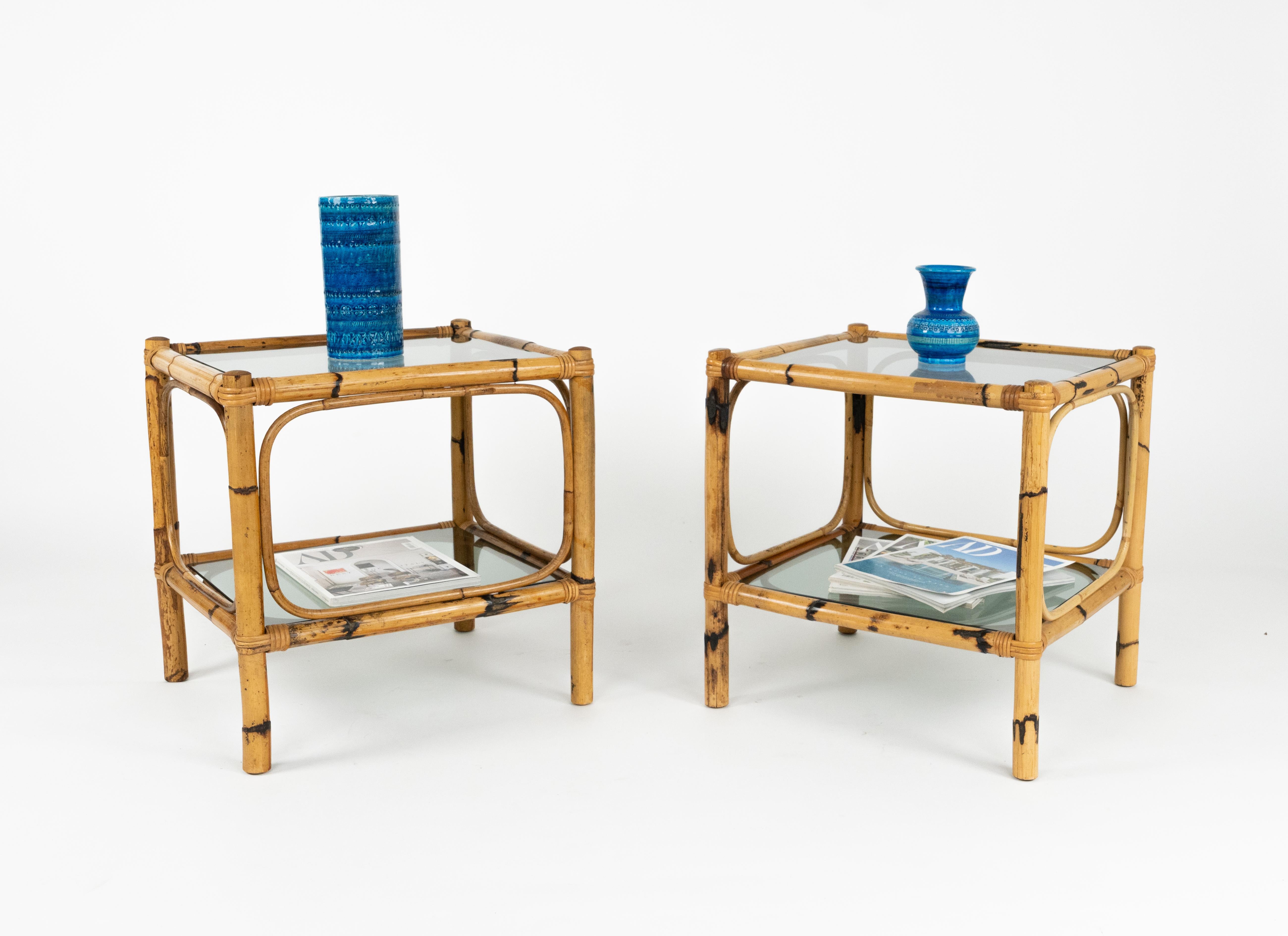 italien Paire de tables d'appoint du milieu du siècle en rotin, bambou et verre fumé, Italie, années 1970 en vente