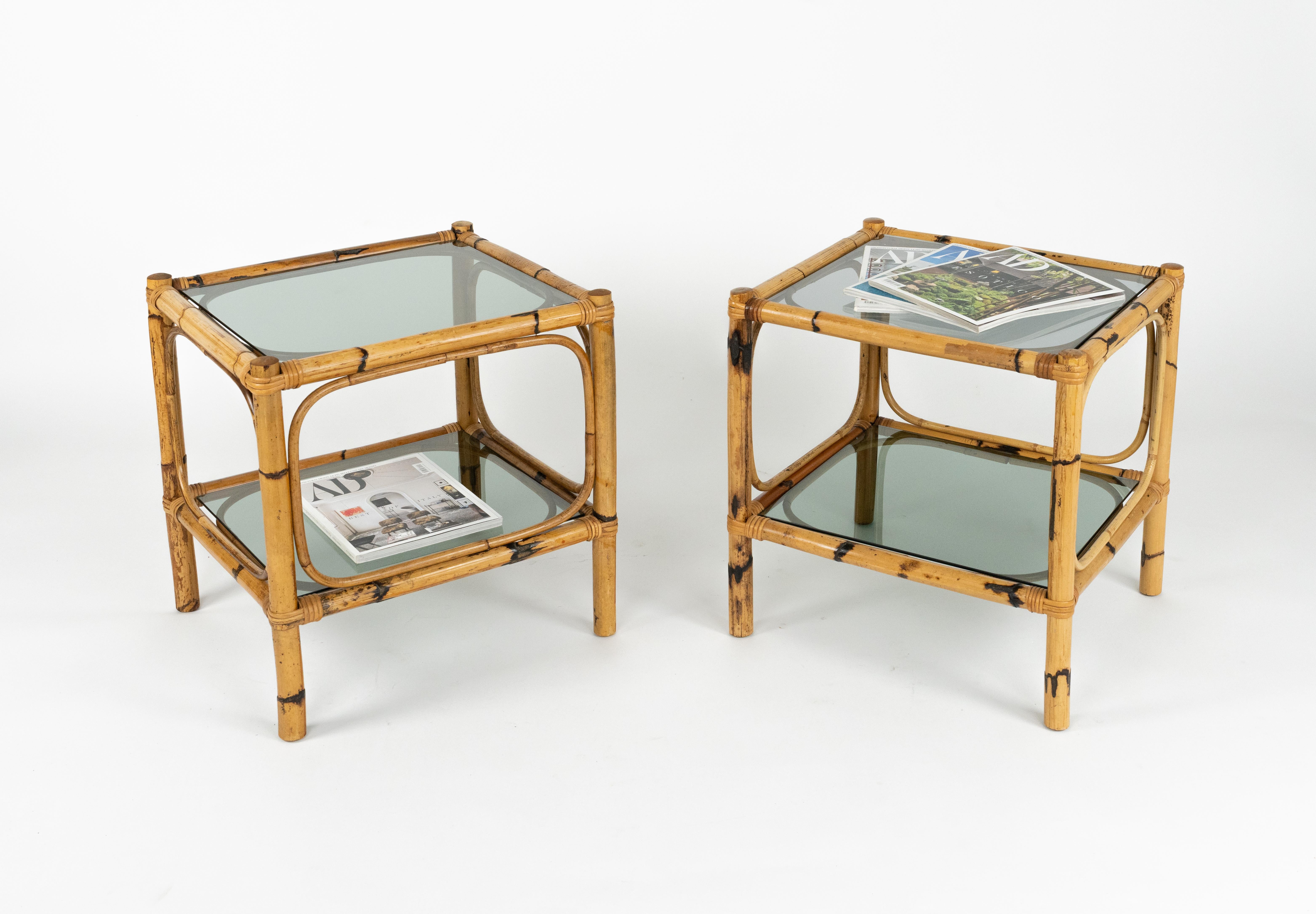 Paire de tables d'appoint du milieu du siècle en rotin, bambou et verre fumé, Italie, années 1970 Bon état - En vente à Rome, IT